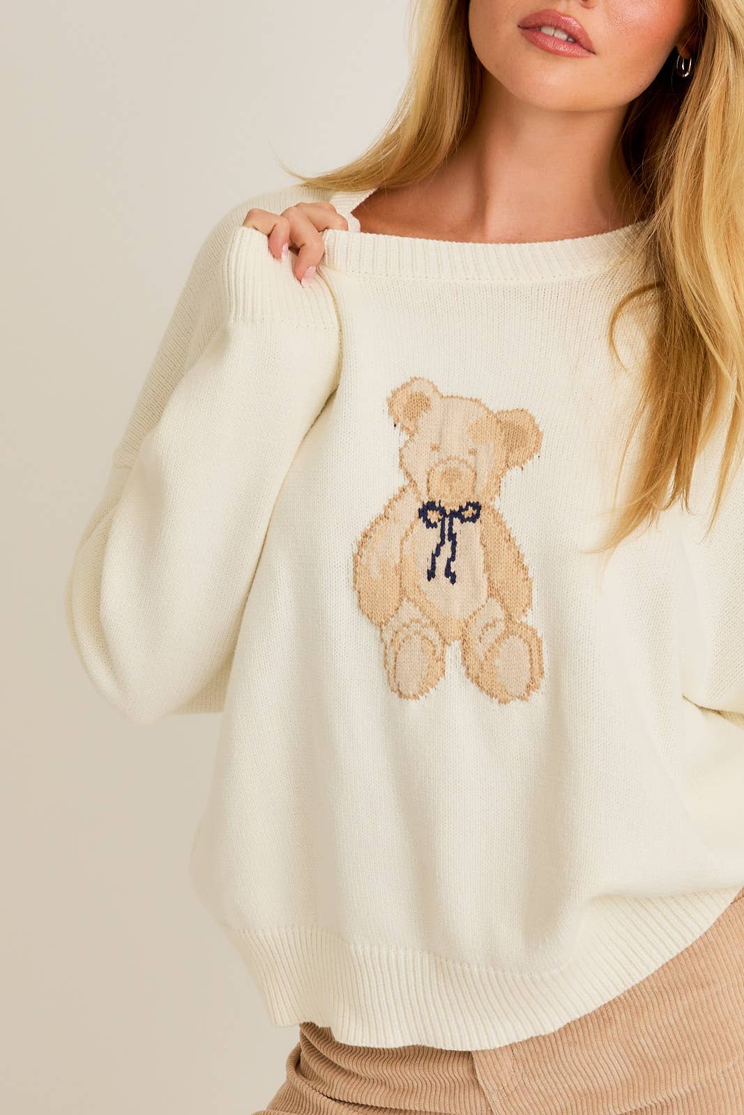 LONG SLEEVE CREW NECK TEDDY BEAR GRAPHIC SWEATER: White / IWT5160