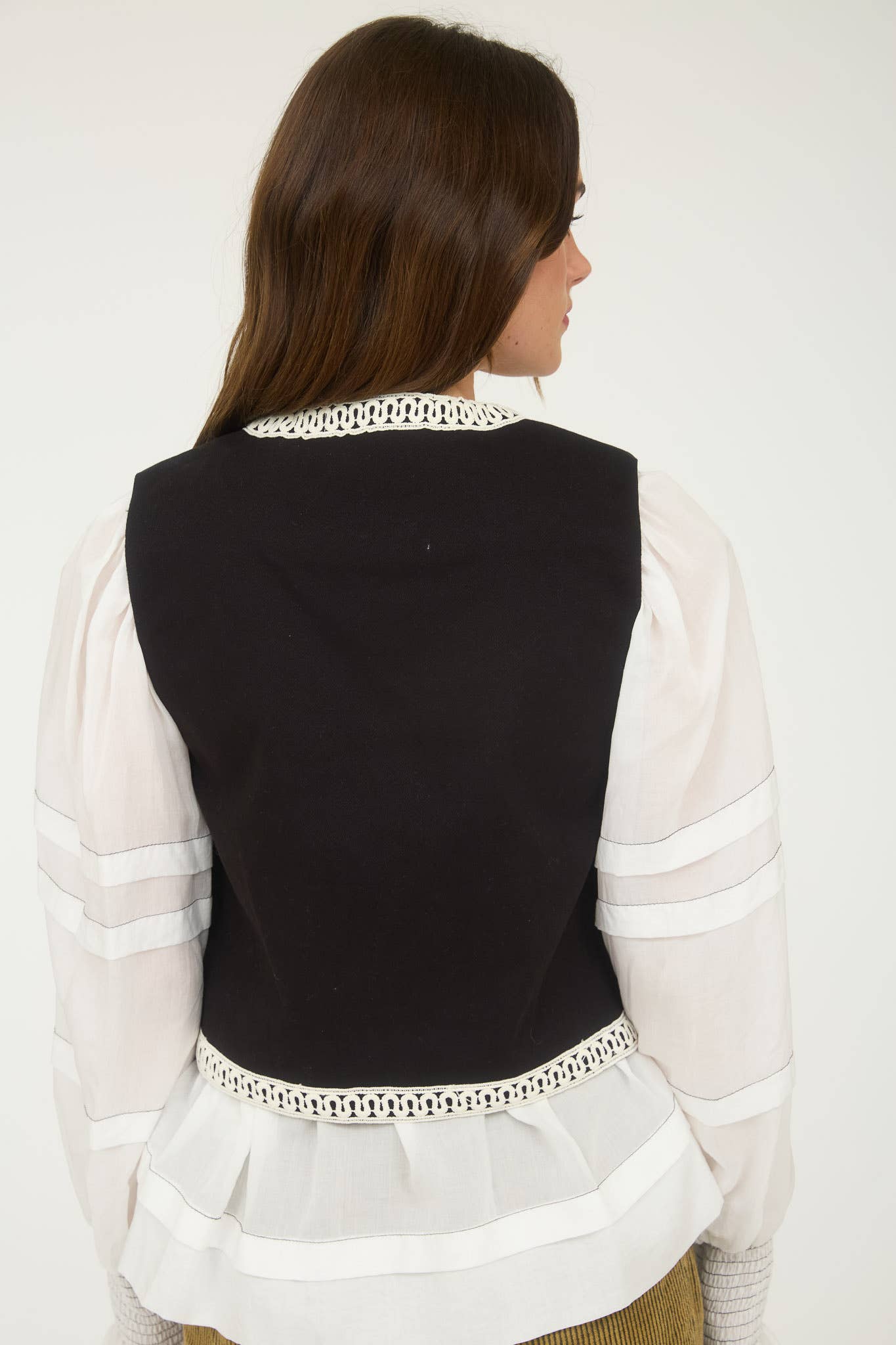EMBROIDERY DETAIL FRONT TIE SLEEVELESS VEST: ECRU B5SJ1011
