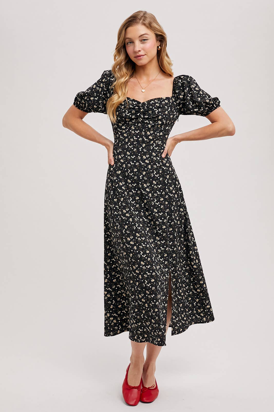 DITSY FLORAL PRINT SWEETHEART NECKLINE MIDI DRESS: Black / D02767