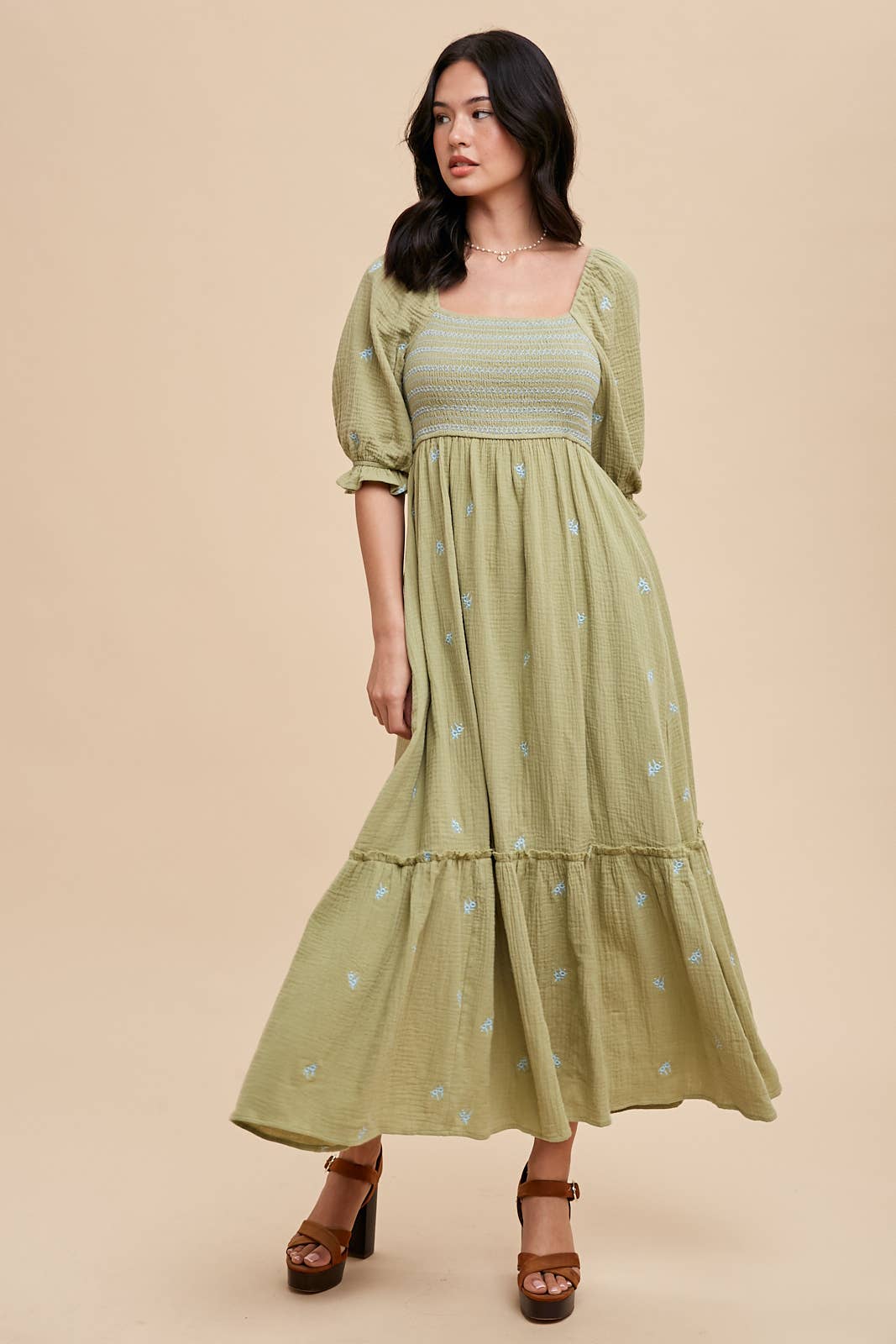EMBROIDERED COTTON GAUZE SMOCKED DRESS: OFF WHITE / ILD5490
