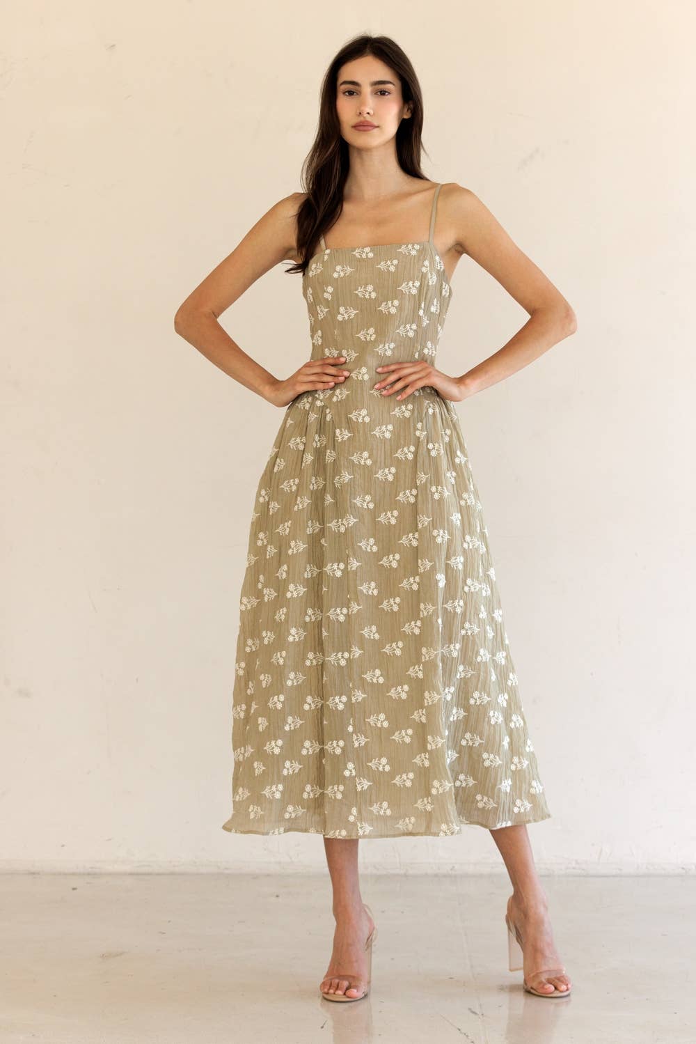 JD7742-FLORAL EMBROIDERED MIDI DRESS: TAUPE/IVORY