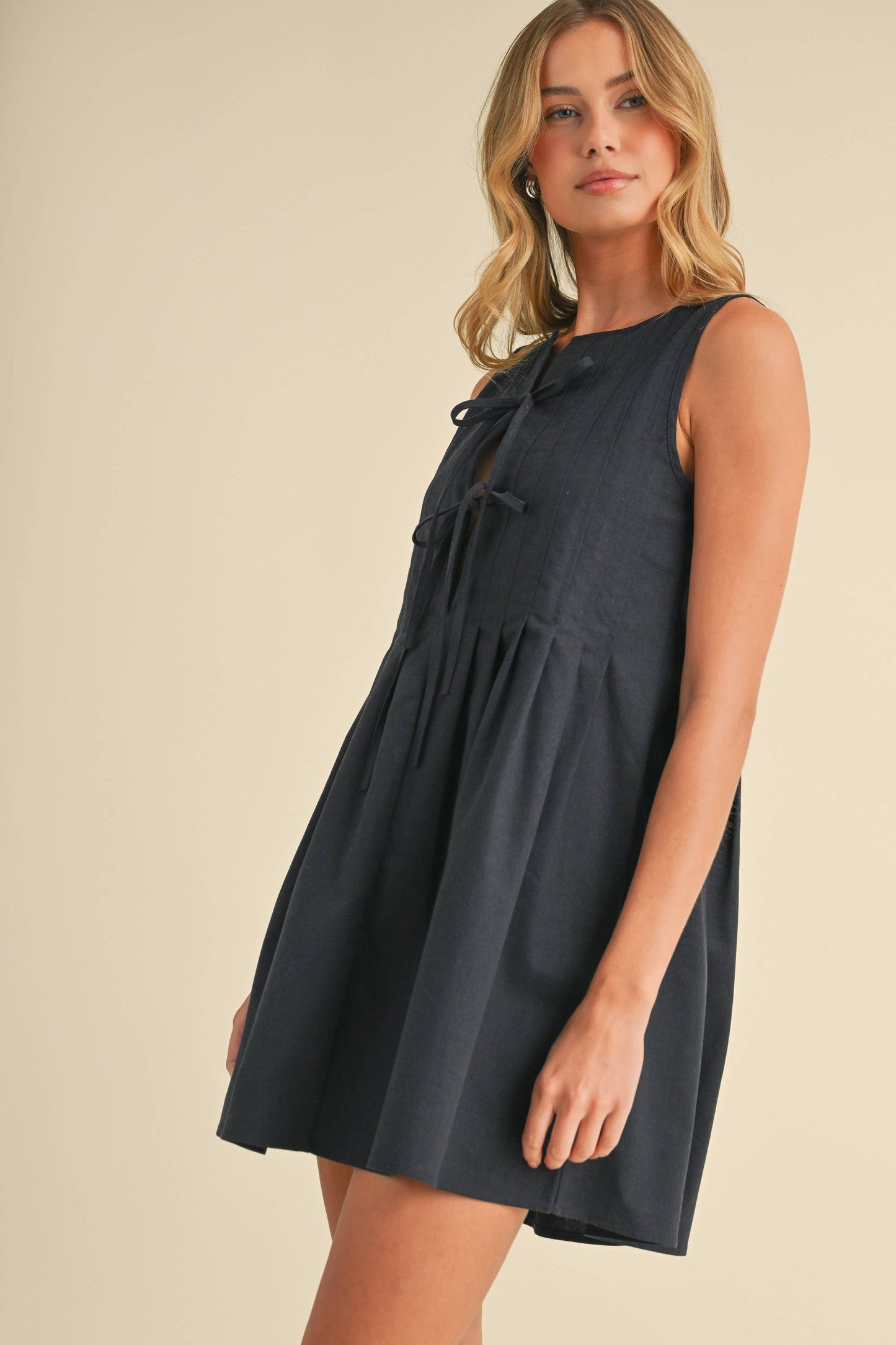 ID8996 LINEN PINTUCKED MINI DRESS WITH FRONT TIE DETAILS: NAVY