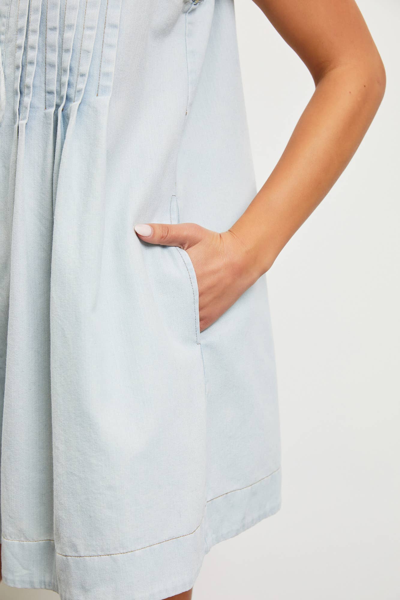 TIE WITH PLEATED DENIM ROMPER: WASHED DENIM / DS0590
