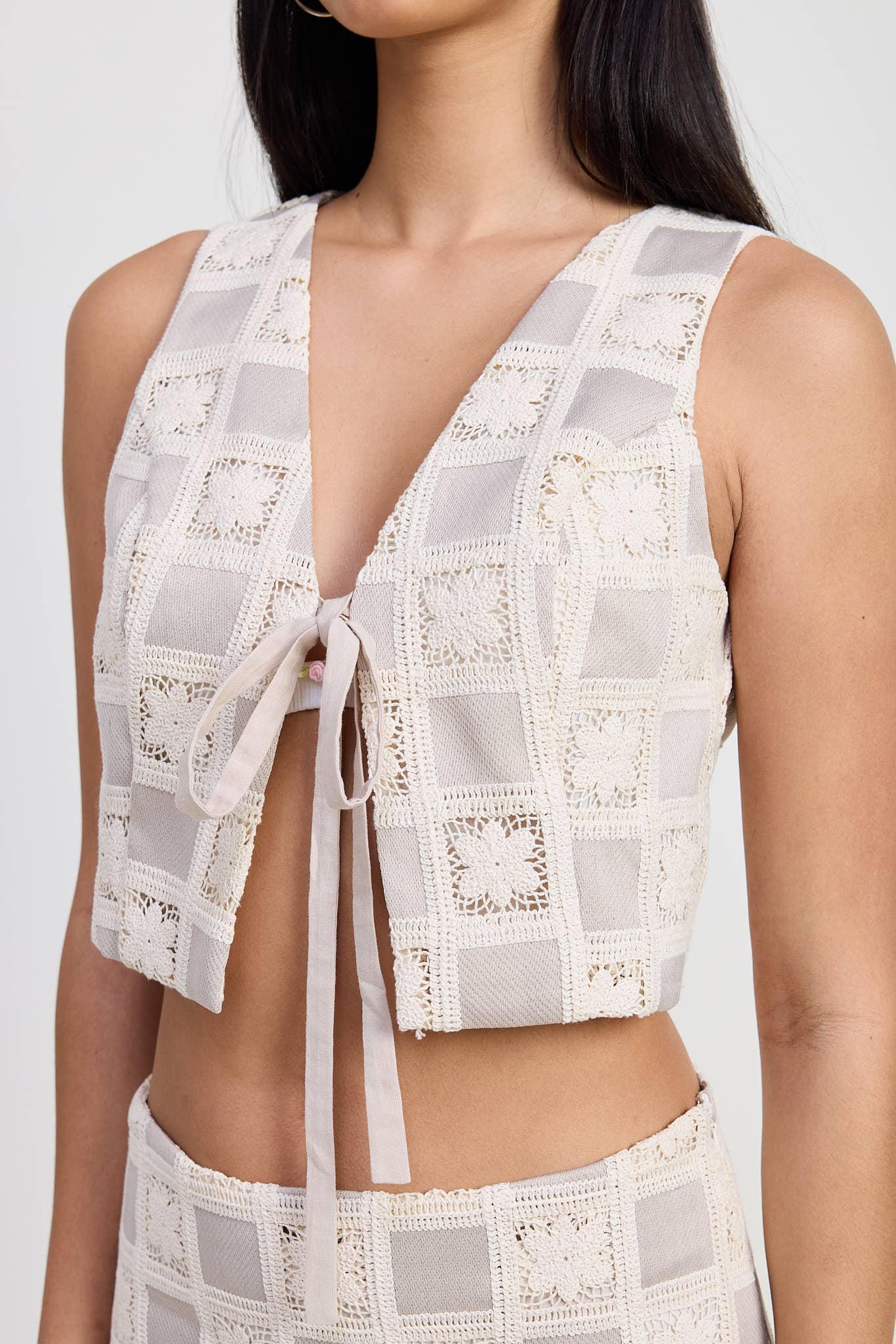 SLEEVELESS V NECK JACQUARD TOP: NATURAL / IPA2142T