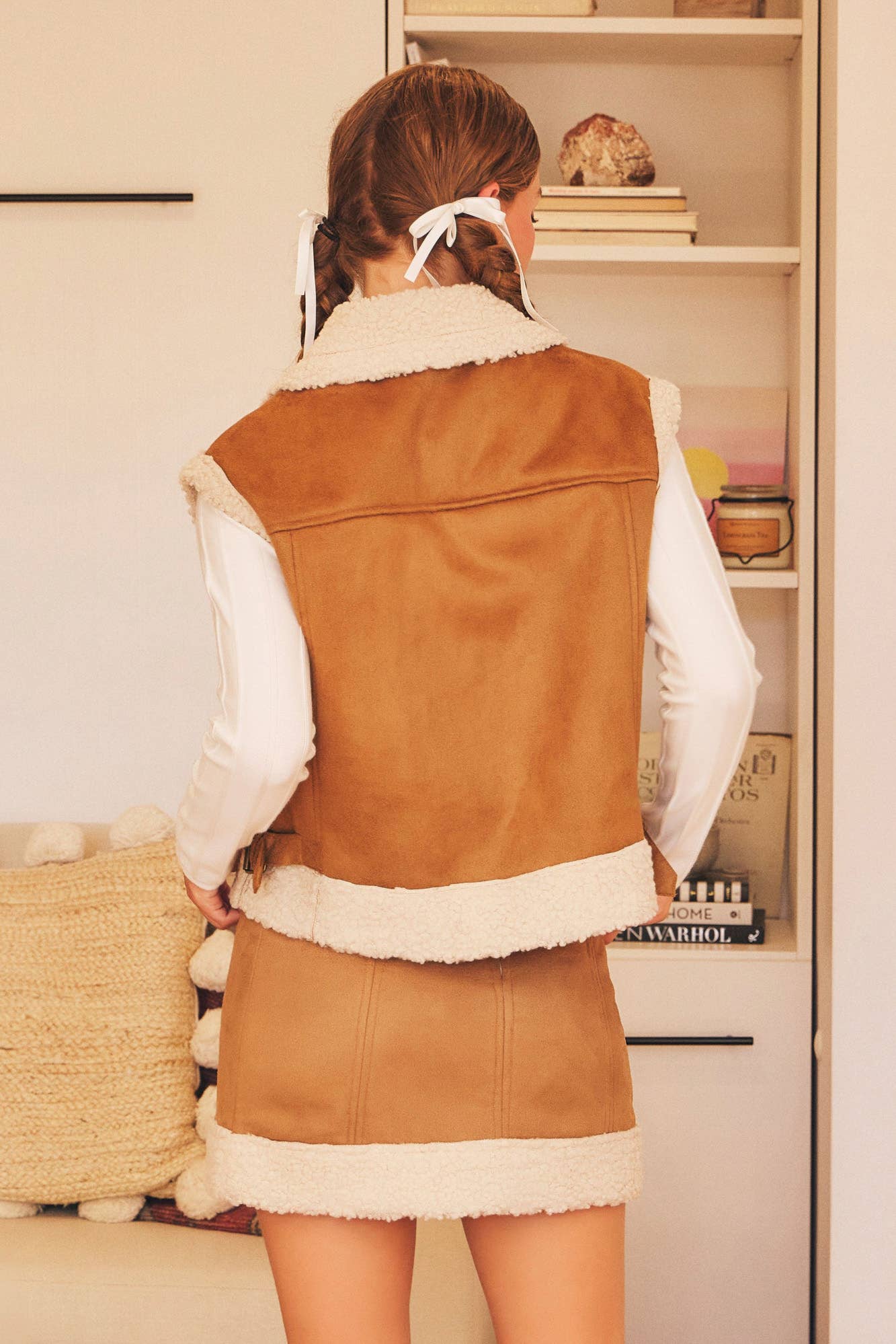 SIDE BUCKLE DETAILED SHEARING MUSTANG VEST: HICKORY BROWN / S23973