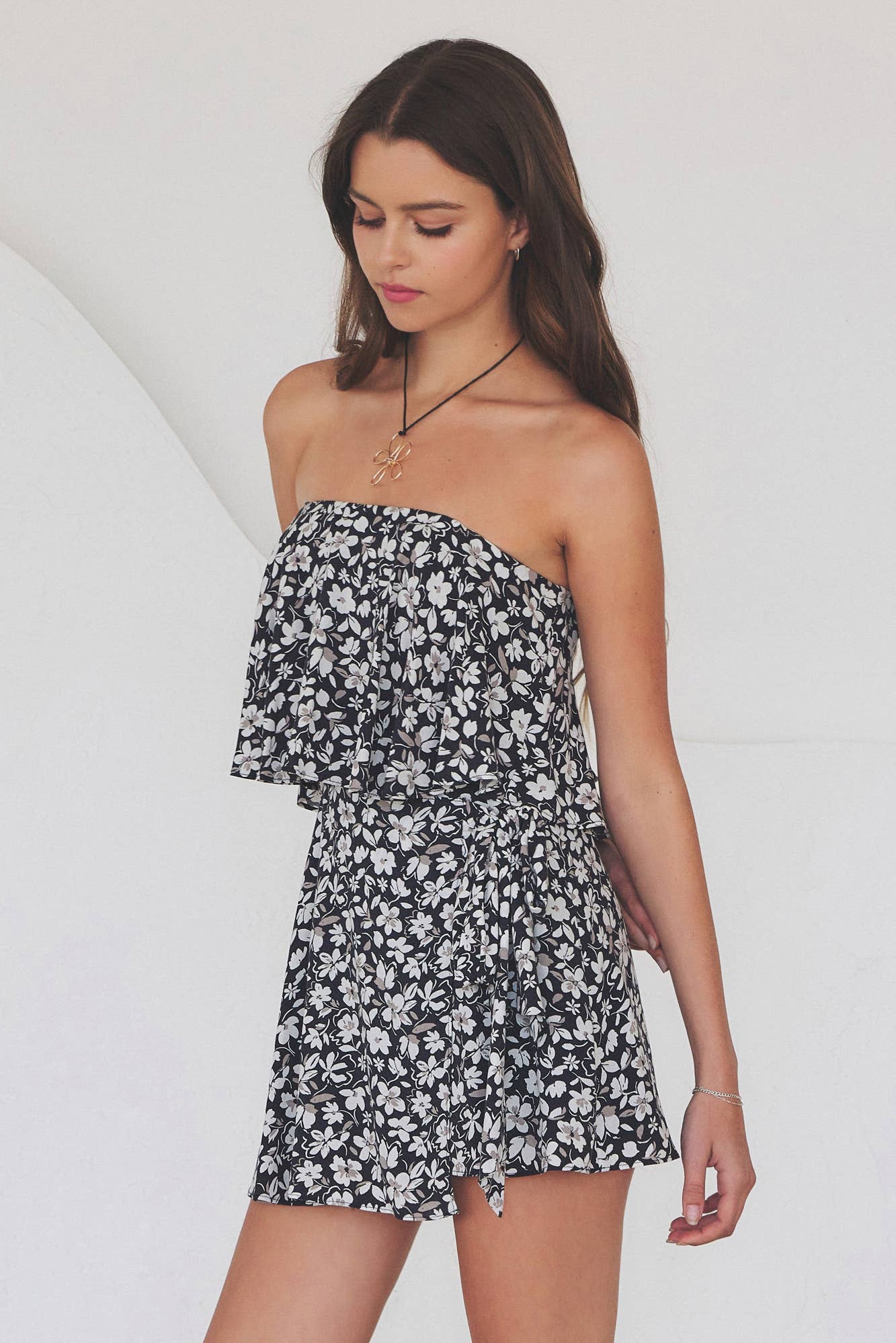 SLEEVELESS RUFFLE WRAP PRINTED ROMPER: GRAPHITE / S25341UGK