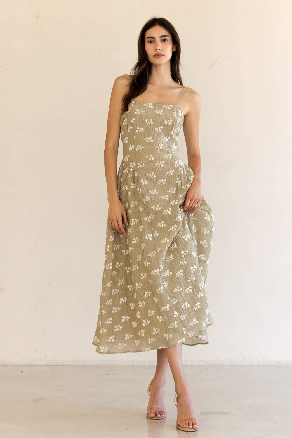JD7742-FLORAL EMBROIDERED MIDI DRESS: TAUPE/IVORY