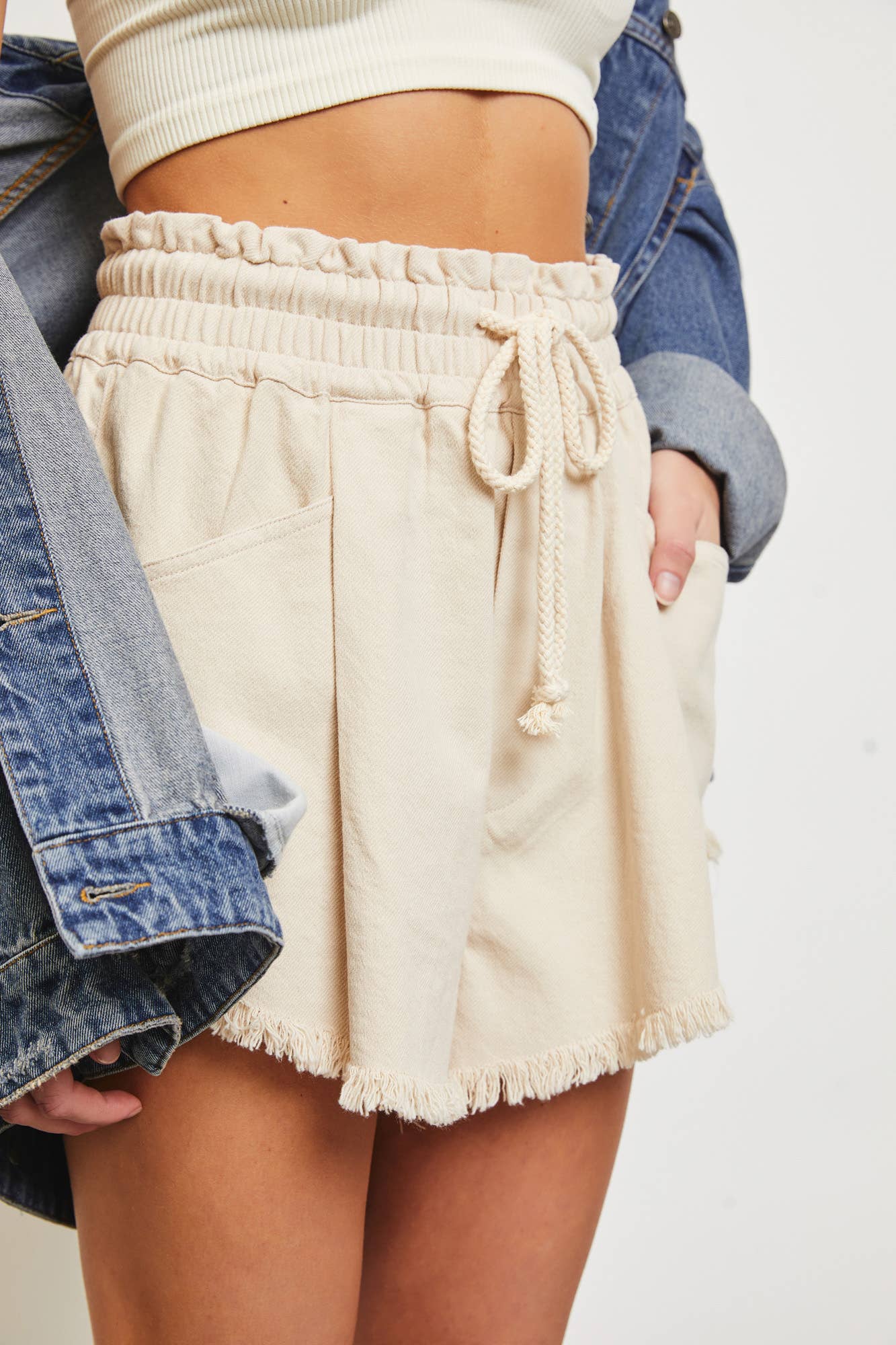 S23010 FRAYED-HEM HIGH WAIST SHORTS: LT.TAUPE