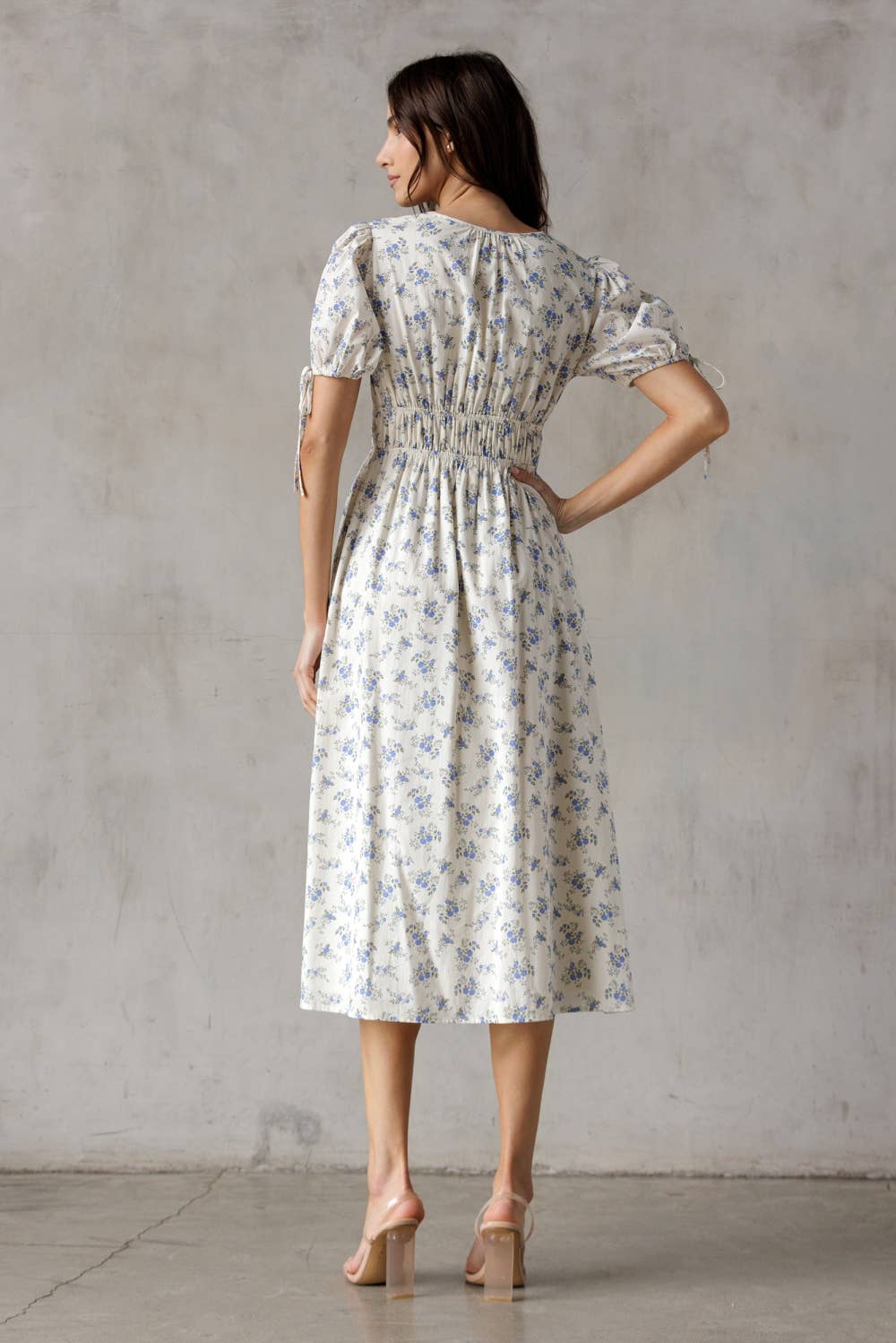 JD7575-IVORY BLUE FLORAL MIDI DRESS: IVORY/BLUE FL
