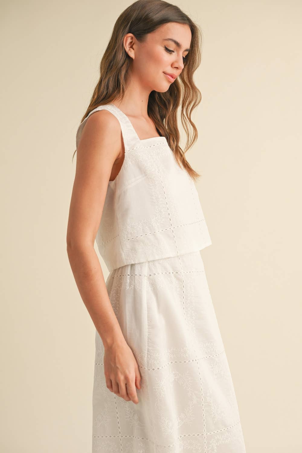 T4844ST EYELET DETAIL SLEEVELESS TOP: WHITE