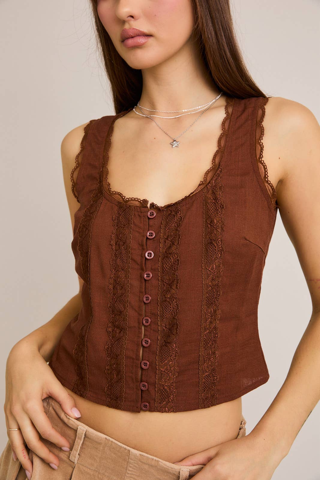 A SCOOP NECKLINE TOP WITH TRIM DETAIL: MOCHA / Pt6295