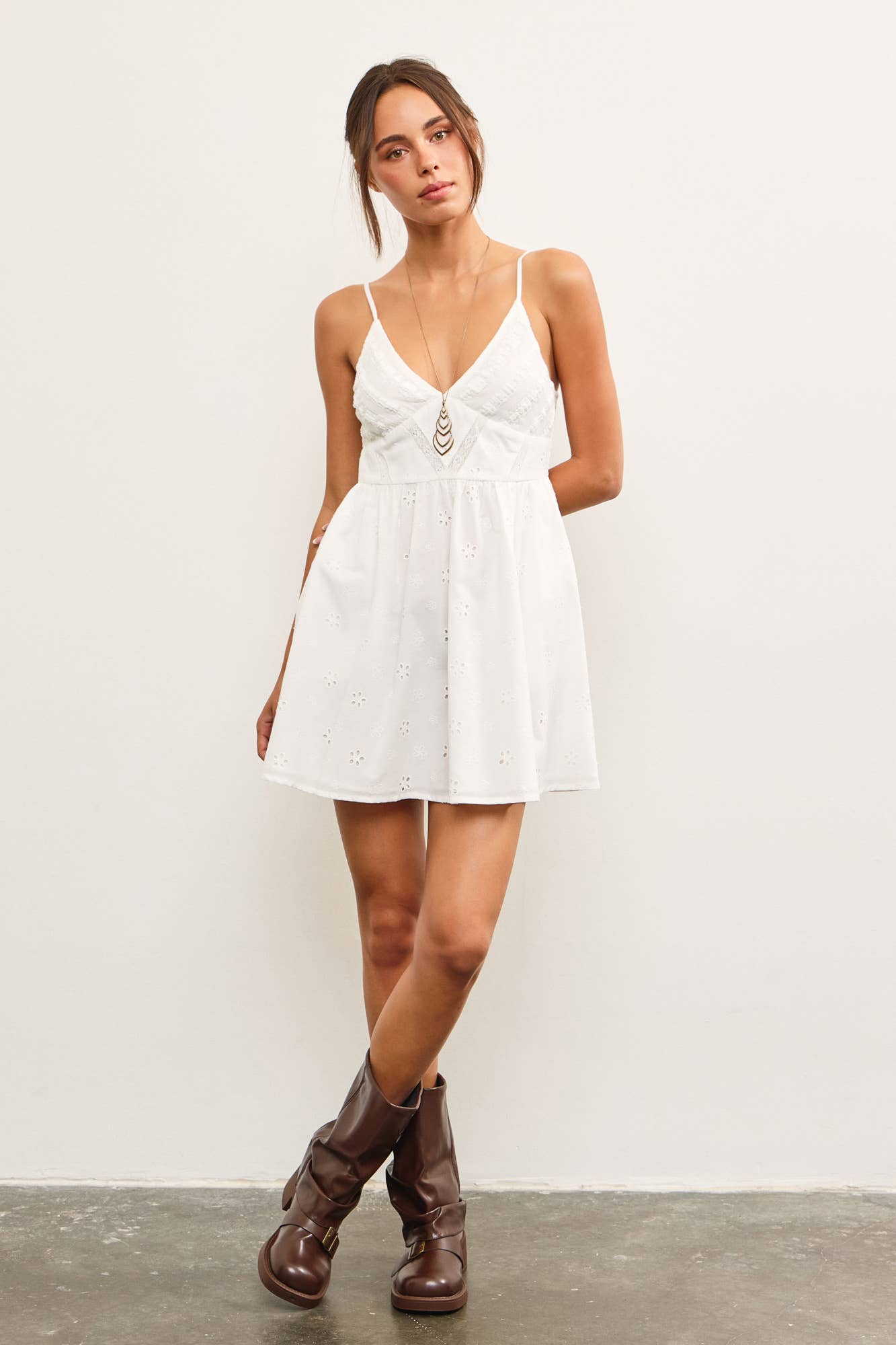 EYELET DETAIL MINI DRESS: White / S24381
