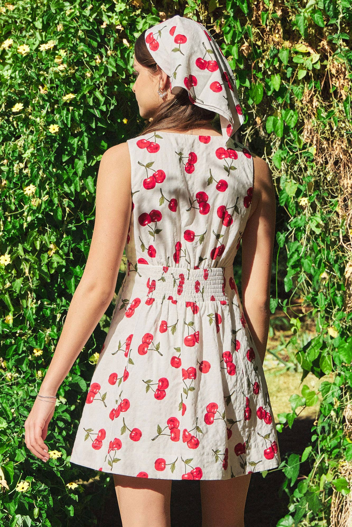 DEEP V NECK PRINTED SLEEVELESS DRESS: CHERRY / S25043UGG