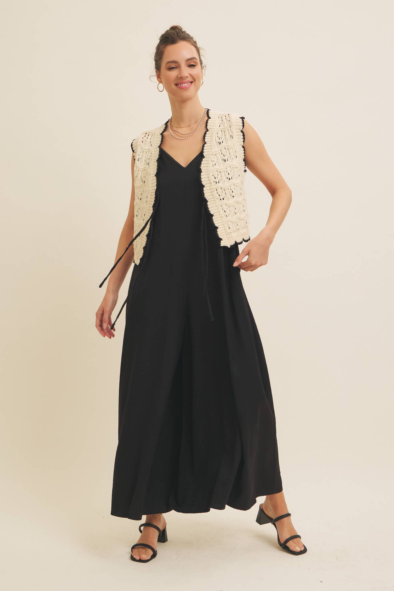 CROCHET SWEATER VEST WITH SCALLOP AND BOW DETAILS: NATURAL/BLACK / 1719SW