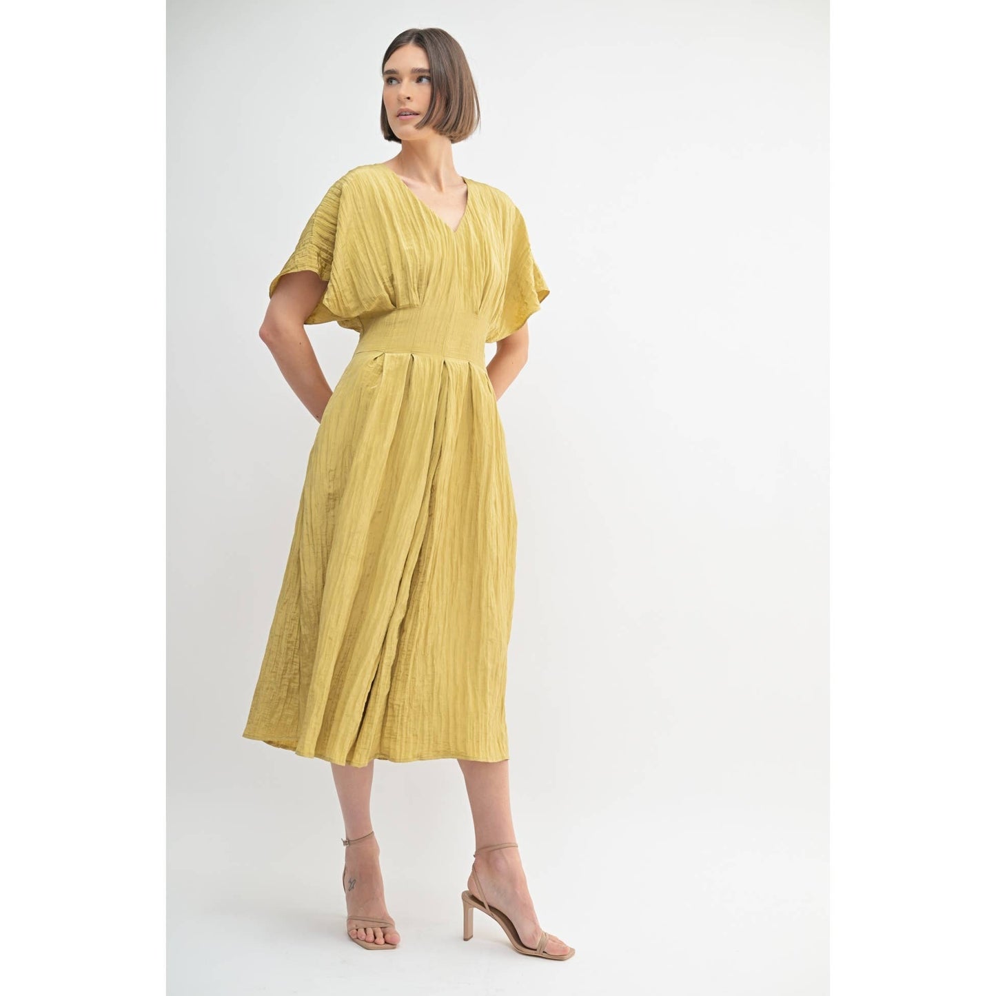 TEXTURE WOVEN V NECK PLEAT DETAIL MIDI DRESS: FAWN / FD67945_1