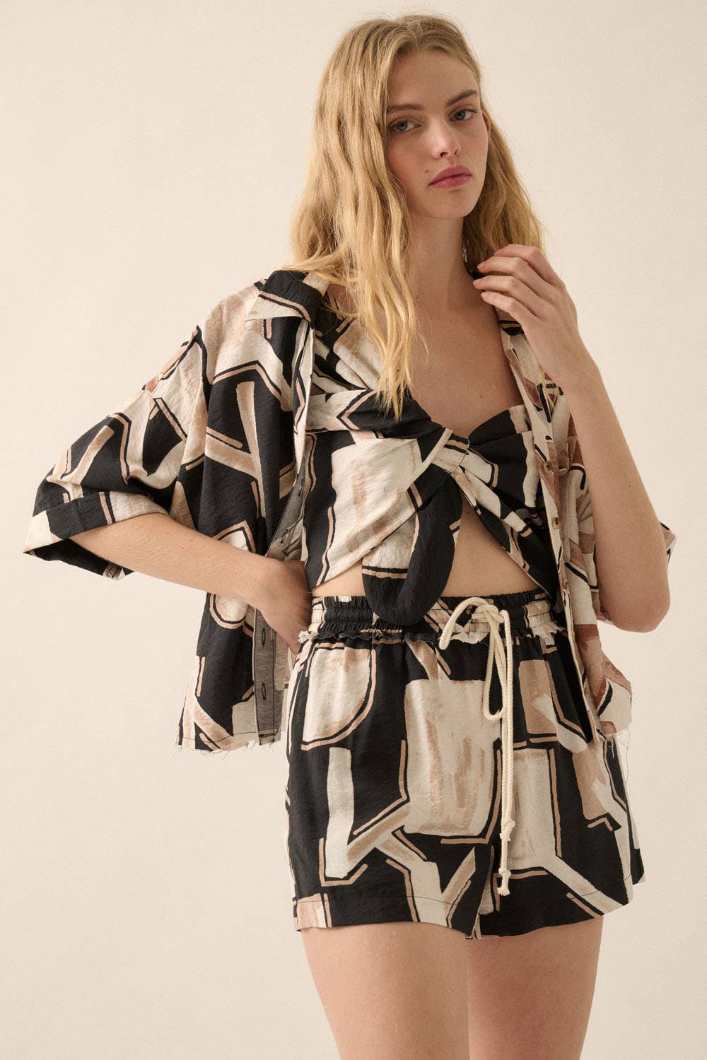 Abstract-Print Woven Drawstring Pocket Shorts: BLACK-CREAM / NPC2242C