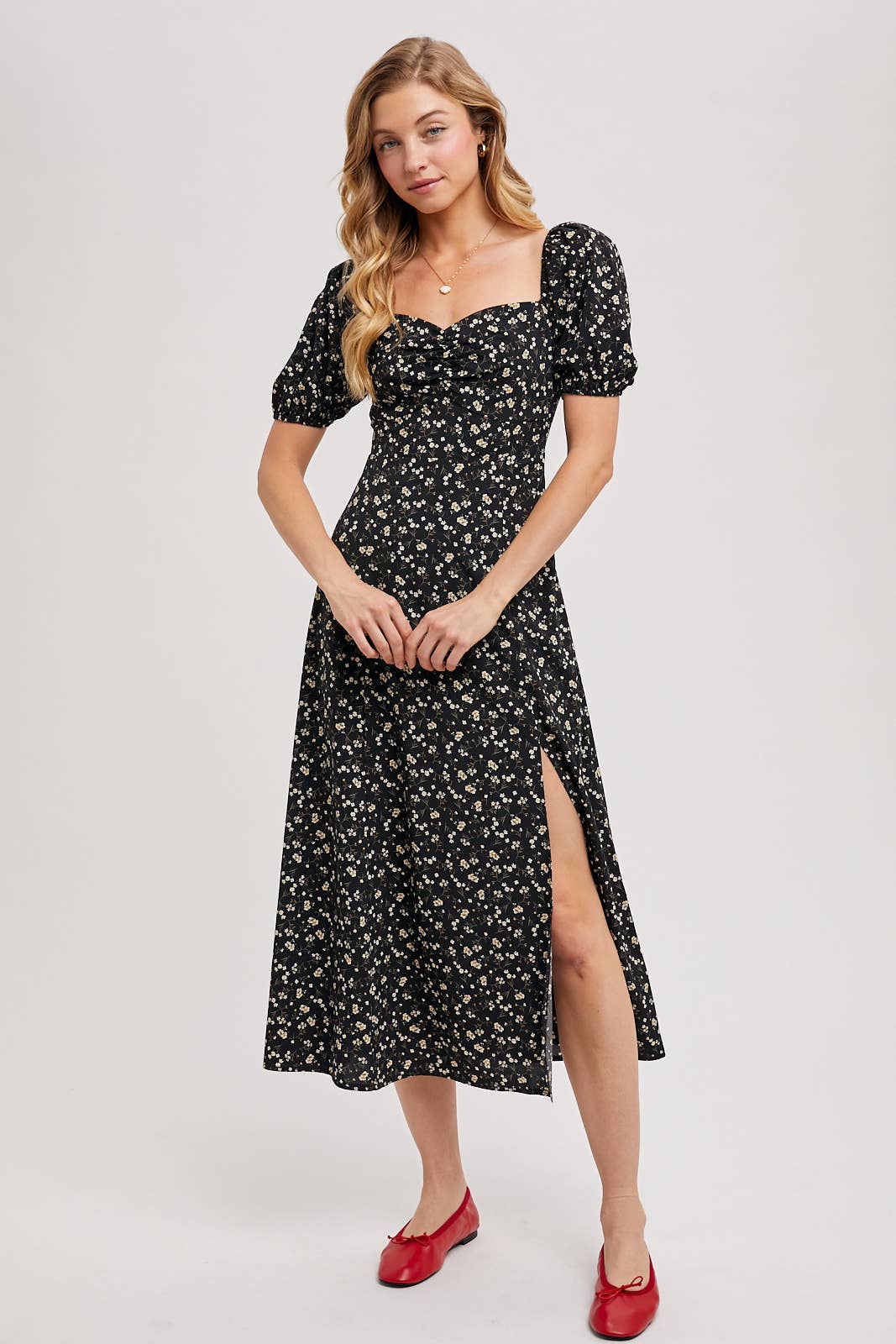 DITSY FLORAL PRINT SWEETHEART NECKLINE MIDI DRESS: Black / D02767