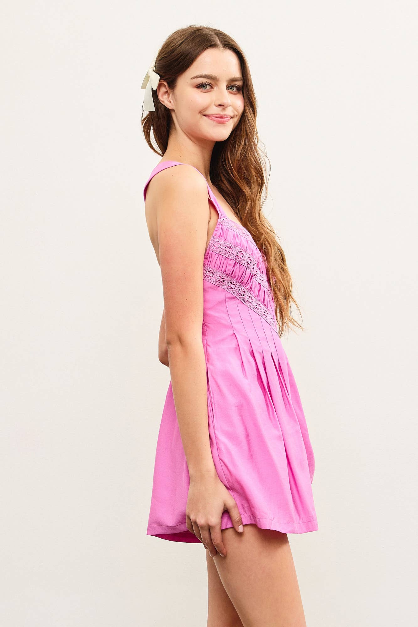 EMBROIDERED PLEATS SLEEVELESS ROMPER: White / S23068