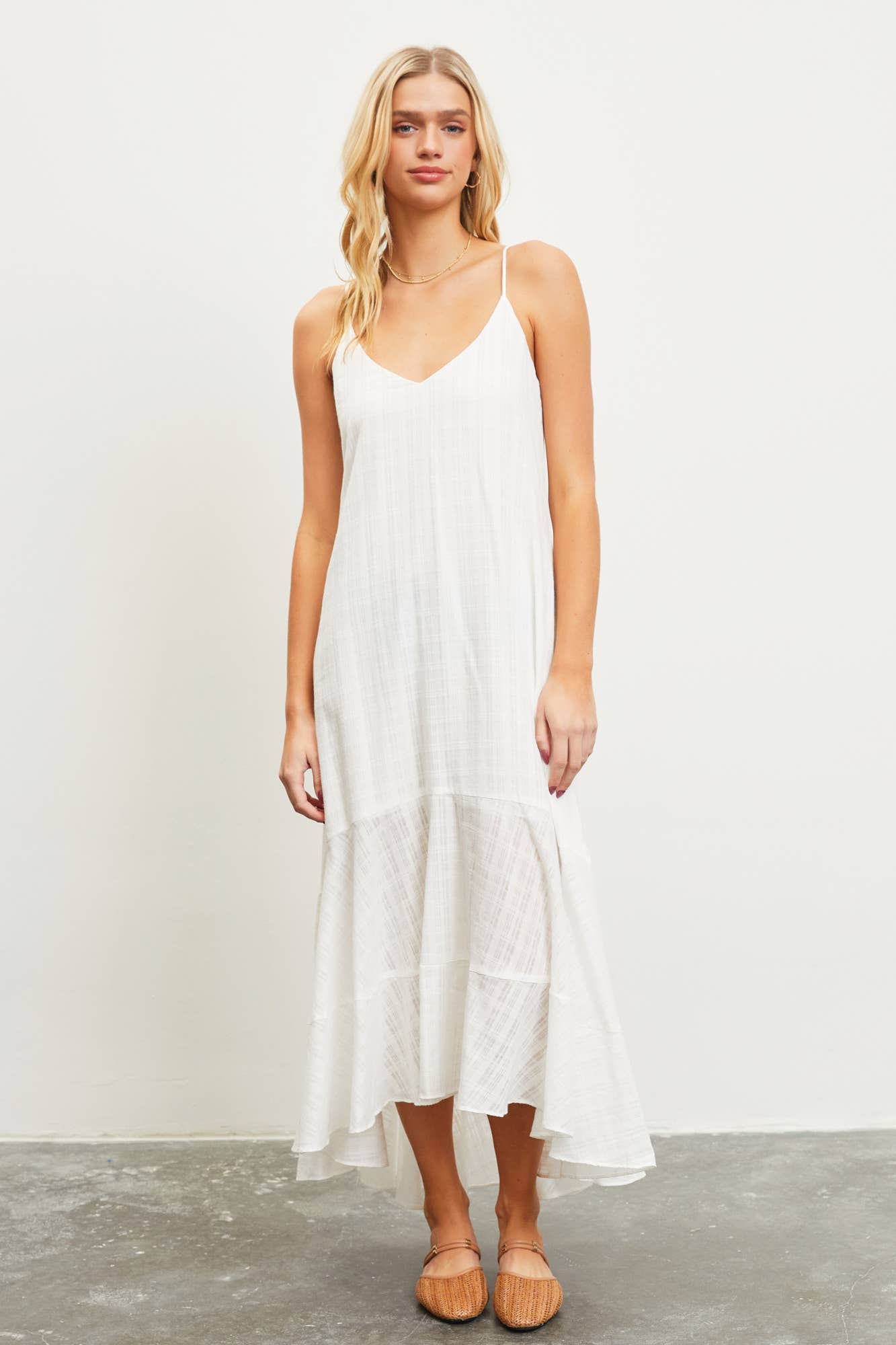 BUTTON BACK DETAIL CAMI DRESS: OFF WHITE / S23135