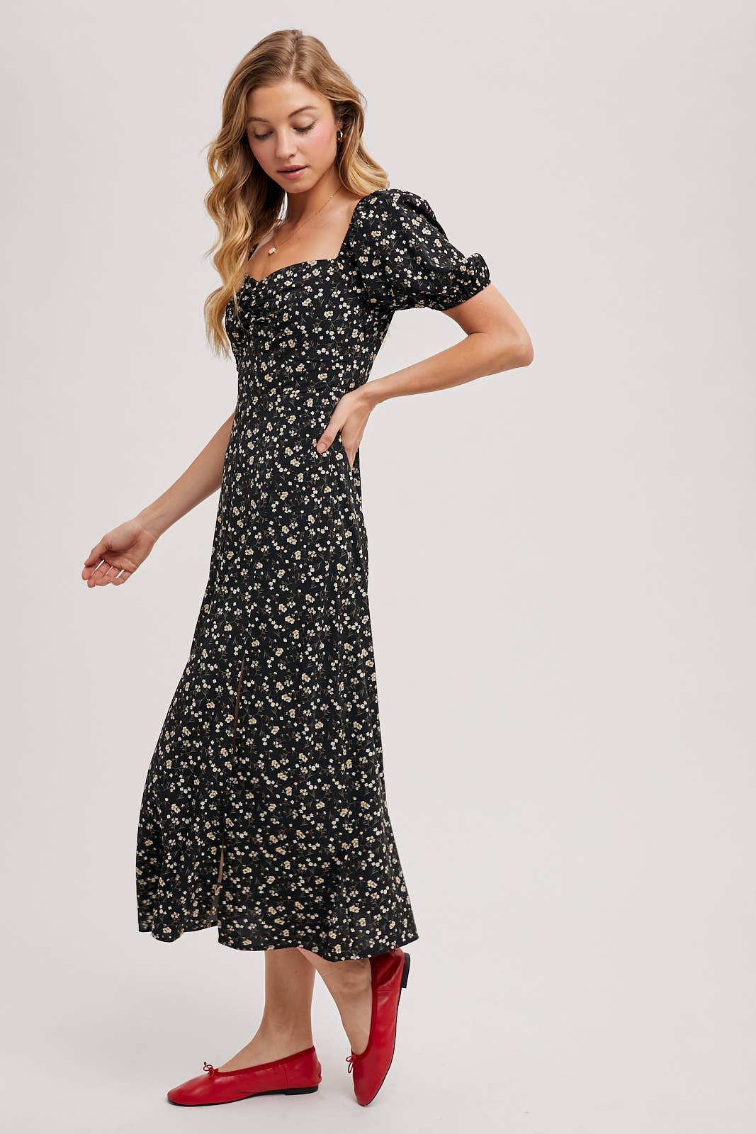 DITSY FLORAL PRINT SWEETHEART NECKLINE MIDI DRESS: Black / D02767