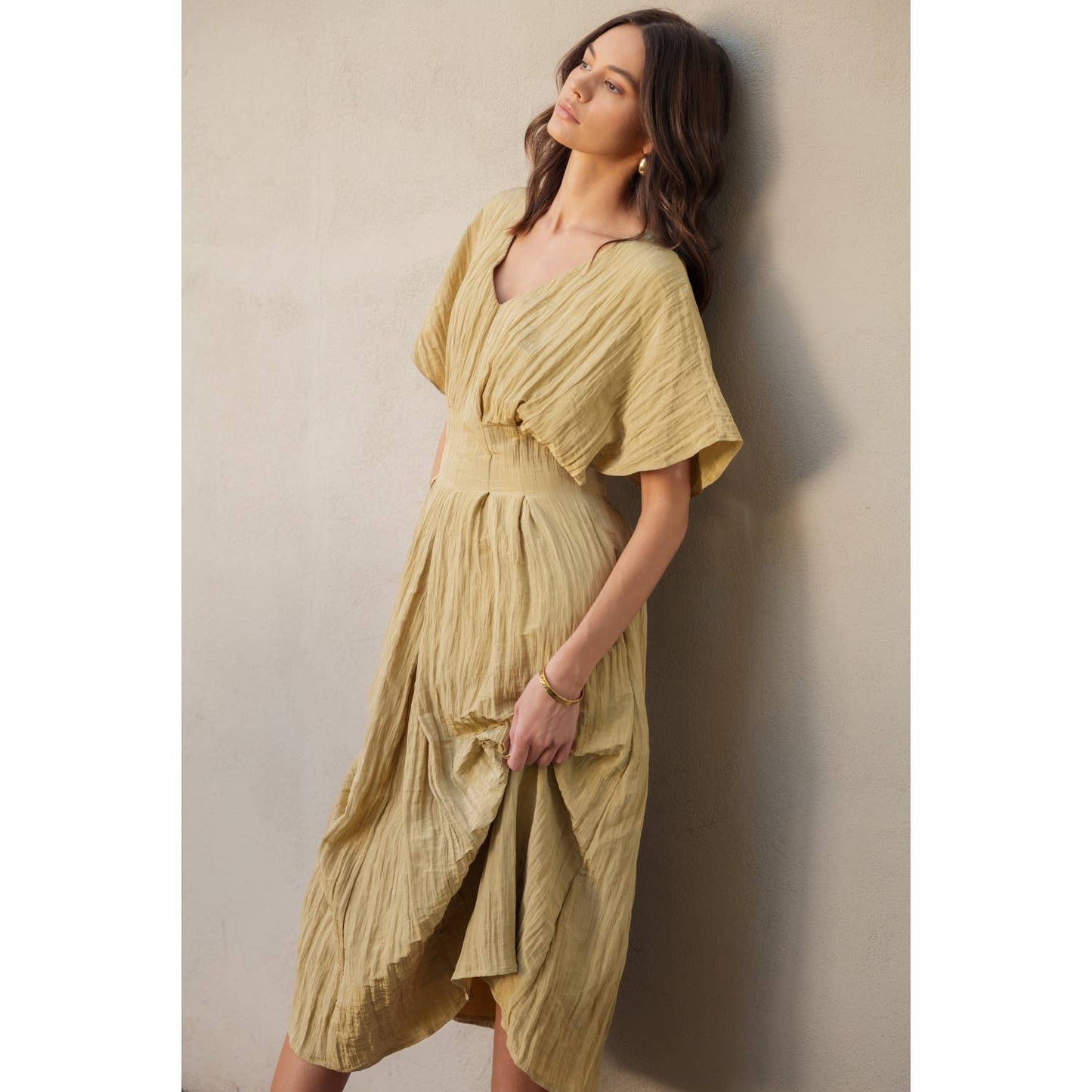TEXTURE WOVEN V NECK PLEAT DETAIL MIDI DRESS: FAWN / FD67945_1