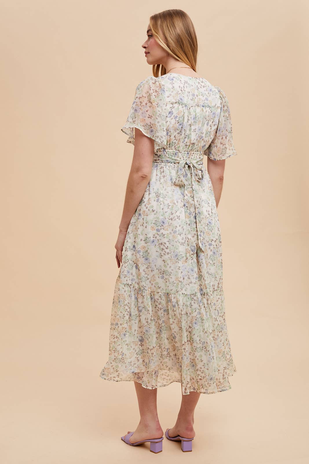 FLORAL FLUTTER SLEEVE MAXI DRESS: CREME GARDEN FLORAL / ILD6292