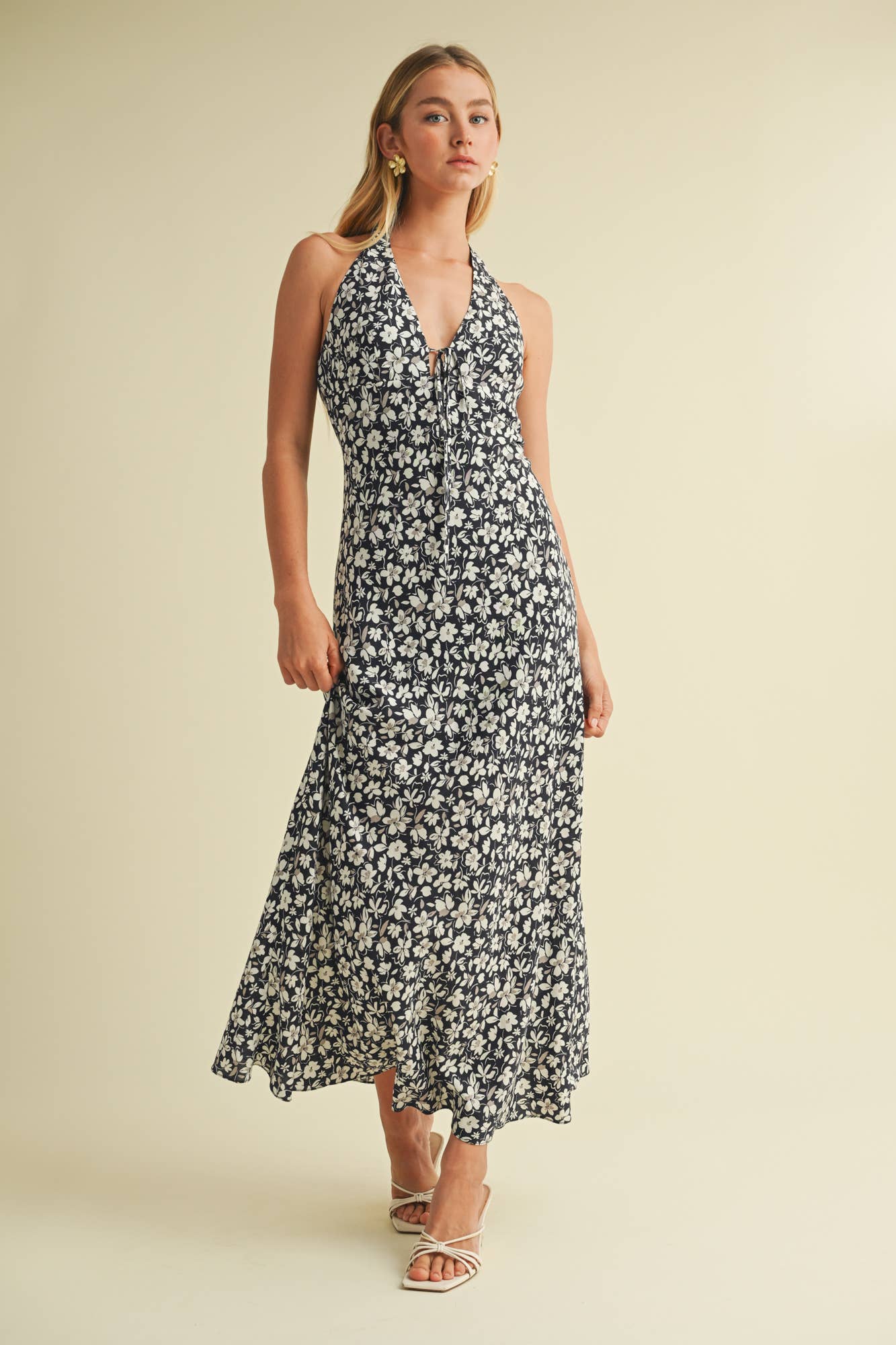 PRINTED HALTER NECK TIE DRESS: GRAPHITE / S25342UGK