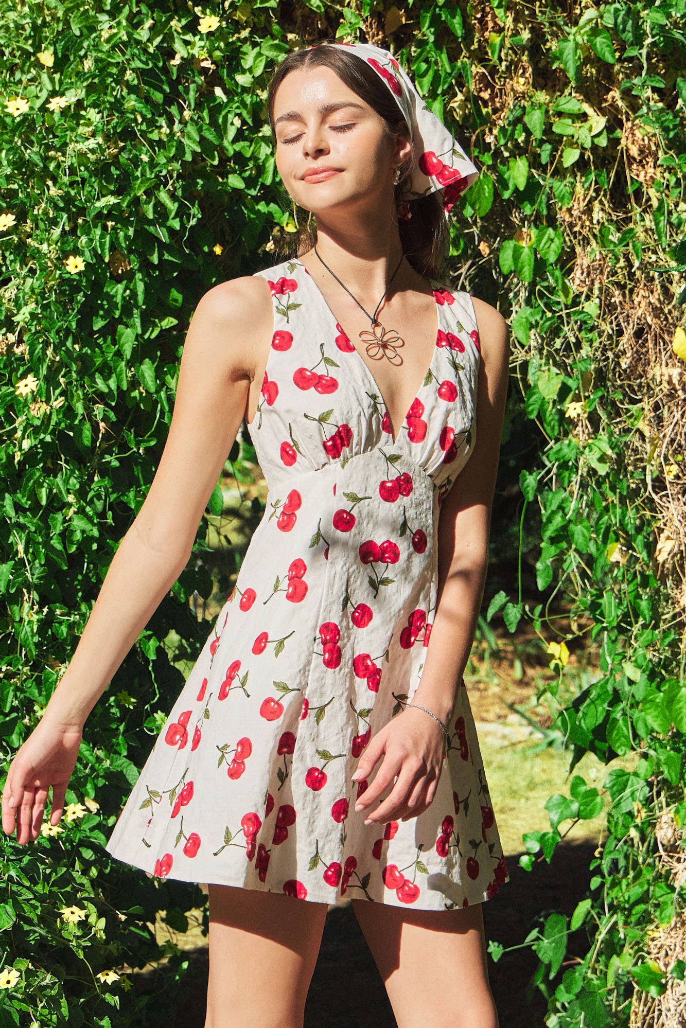 DEEP V NECK PRINTED SLEEVELESS DRESS: CHERRY / S25043UGG