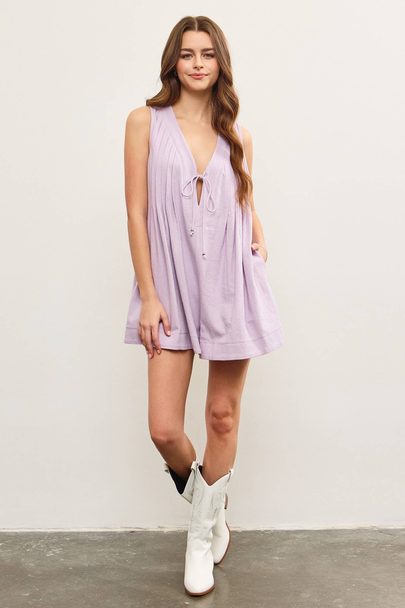 DEEP V NECK TIED FRONT PLEATED SLEEVELESS ROMPER: White / S24721