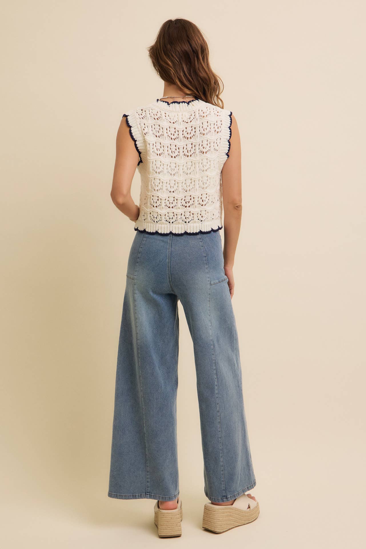 CROCHET SWEATER VEST WITH SCALLOP AND BOW DETAILS: NATURAL/BLACK / 1719SW
