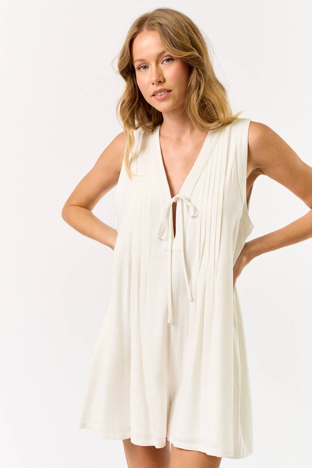 ILR5040 V-NECK FRONT TIE SLEEVELESS ROMPER: OFF WHITE / MEDIUM