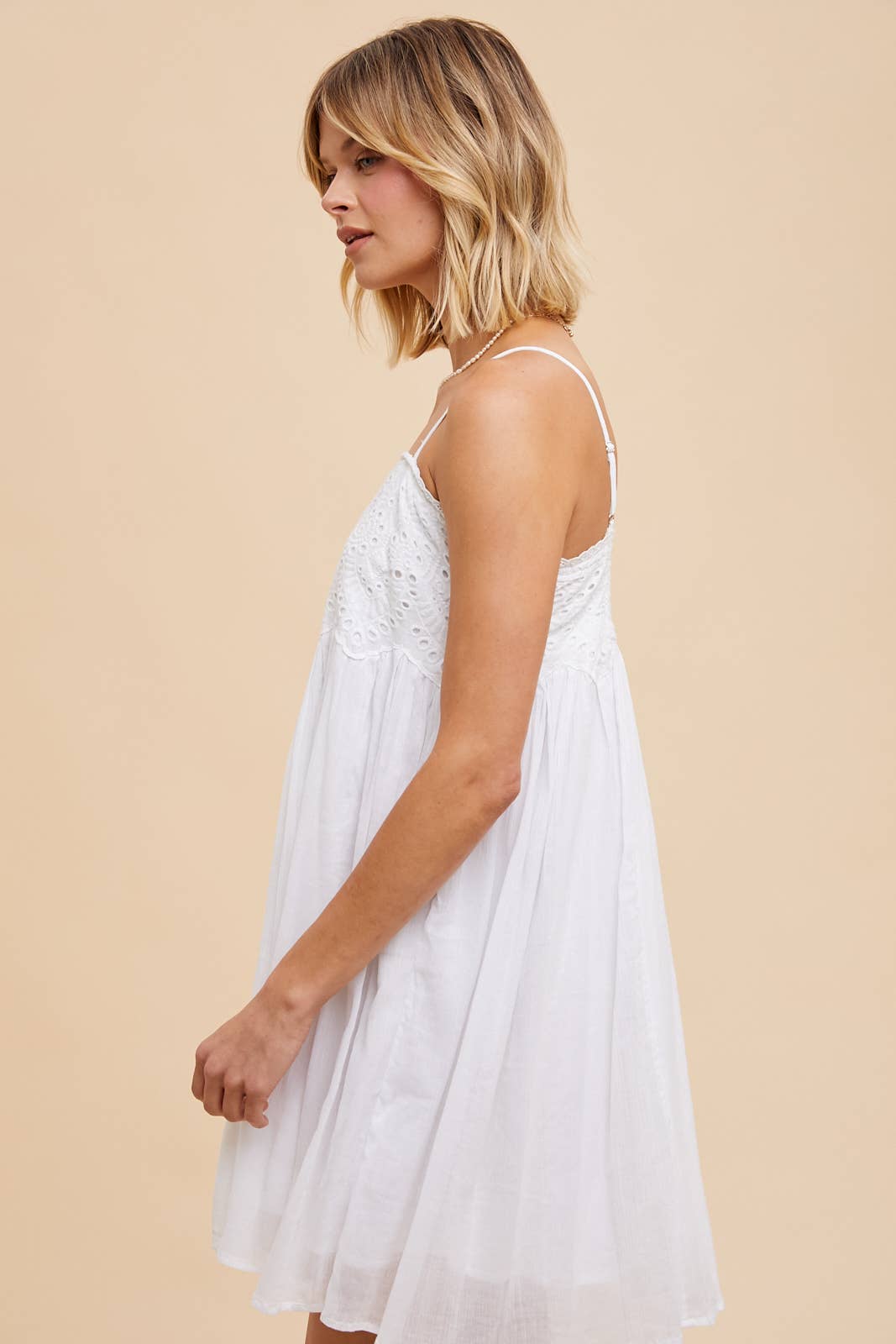 ILD5675 EYELET BABYDOLL MINI DRESS: OFF-WHITE
