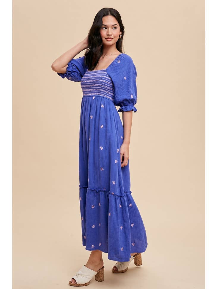 EMBROIDERED COTTON GAUZE SMOCKED DRESS: OFF WHITE / ILD5490
