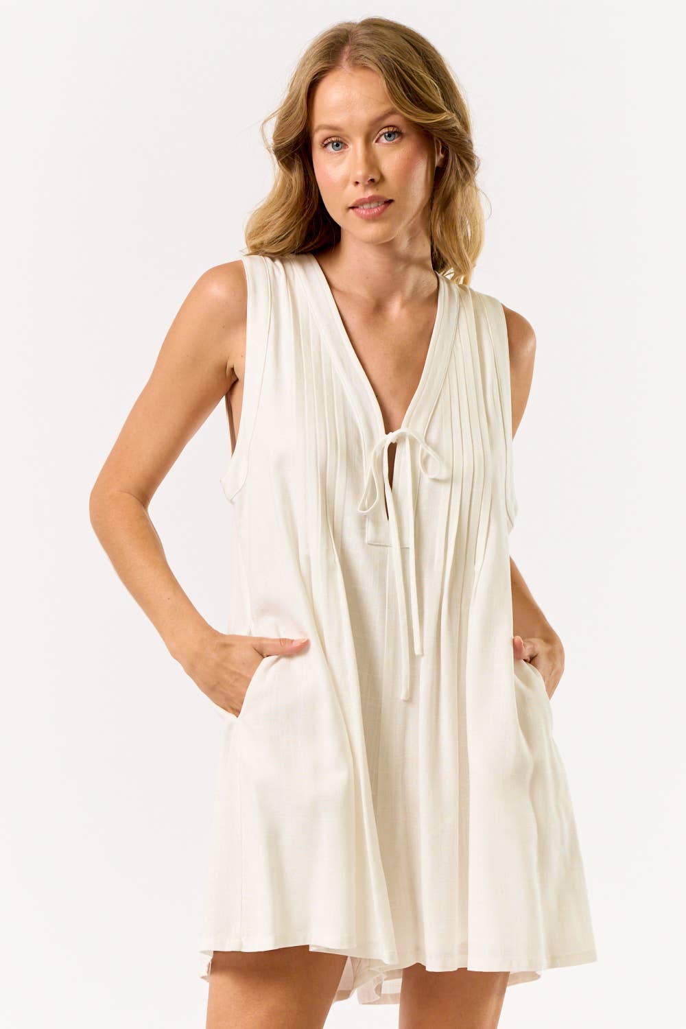 ILR5040 V-NECK FRONT TIE SLEEVELESS ROMPER: OFF WHITE / MEDIUM