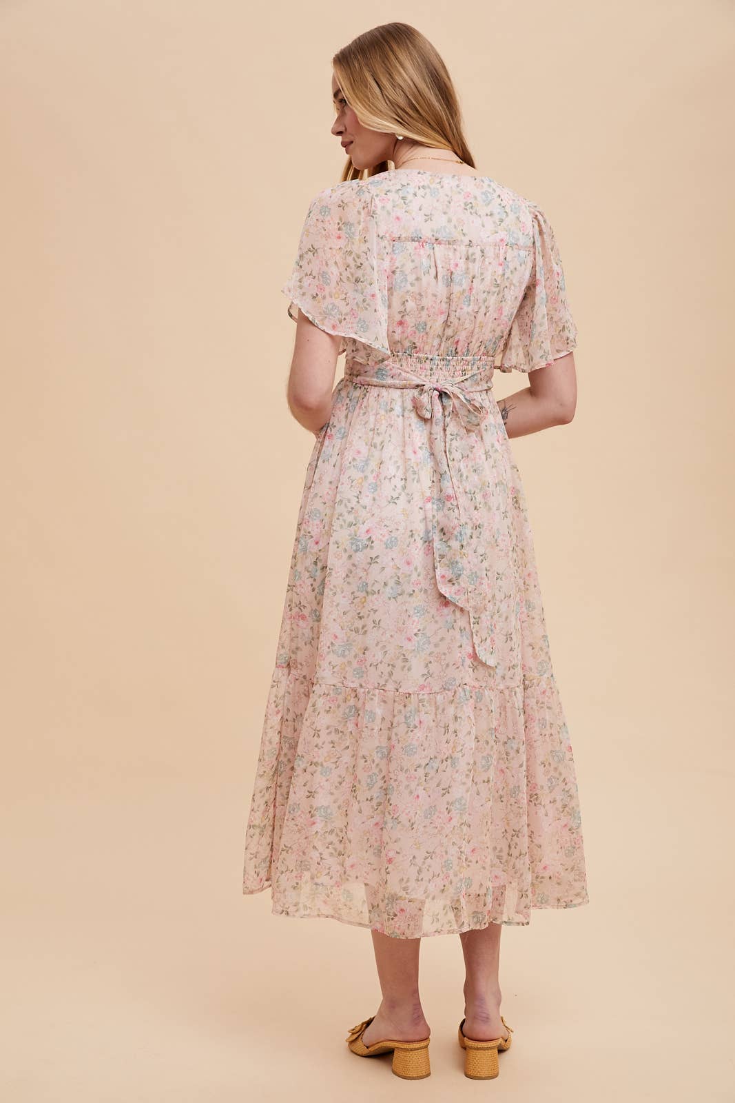 FLORAL FLUTTER SLEEVE MAXI DRESS: CREME GARDEN FLORAL / ILD6292