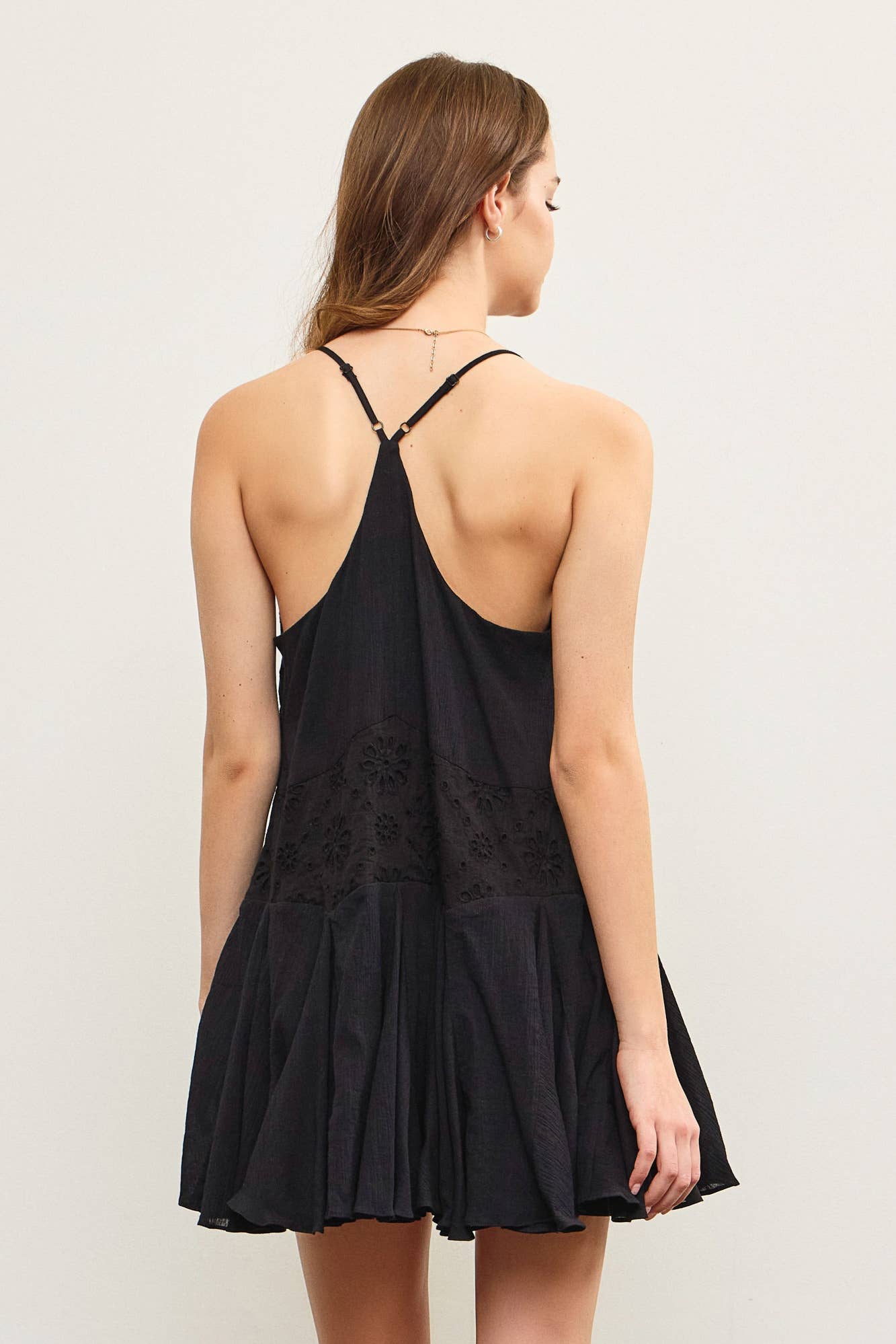 EYELET LACE V NECK OPEN PLEATS HEM CAMI DRESS: White / S22899