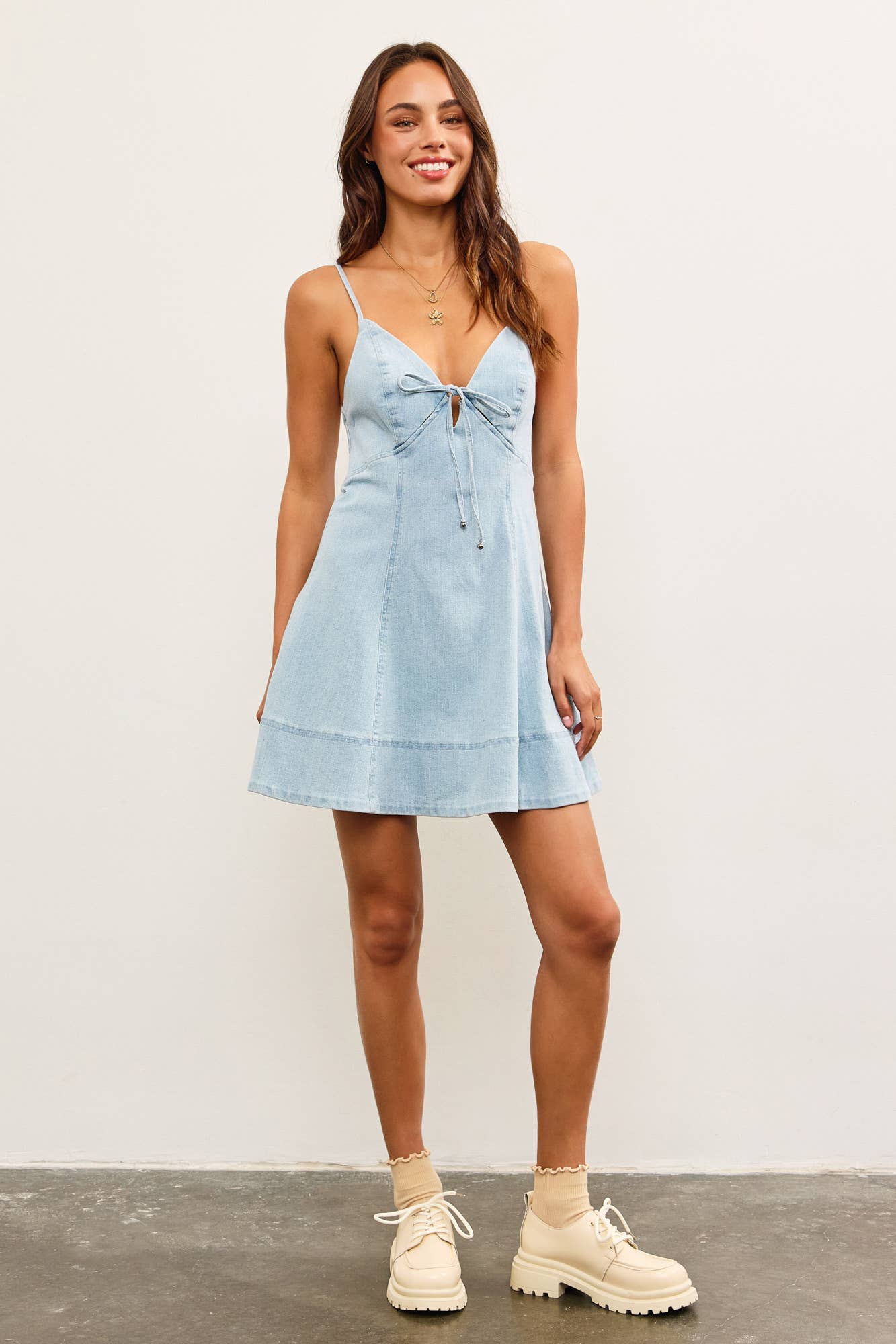 CUT OUT V NECK DENIM CAMI DRESS: LT.DENIM / DS0795