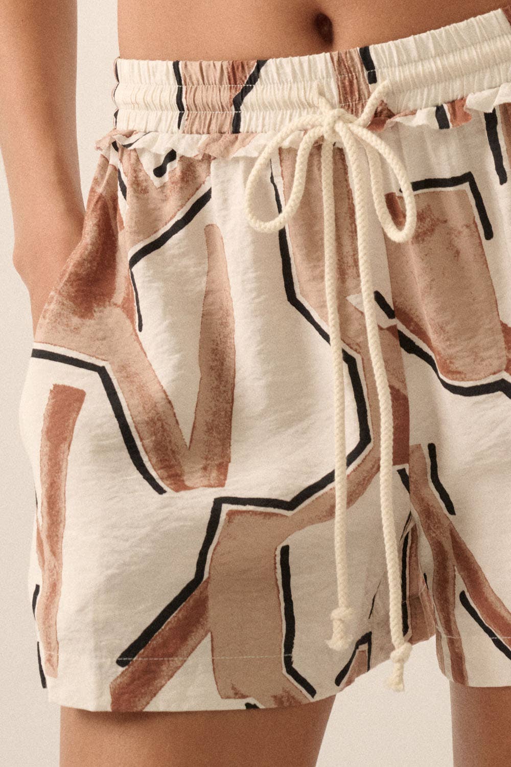 Abstract-Print Woven Drawstring Pocket Shorts: BLACK-CREAM / NPC2242C