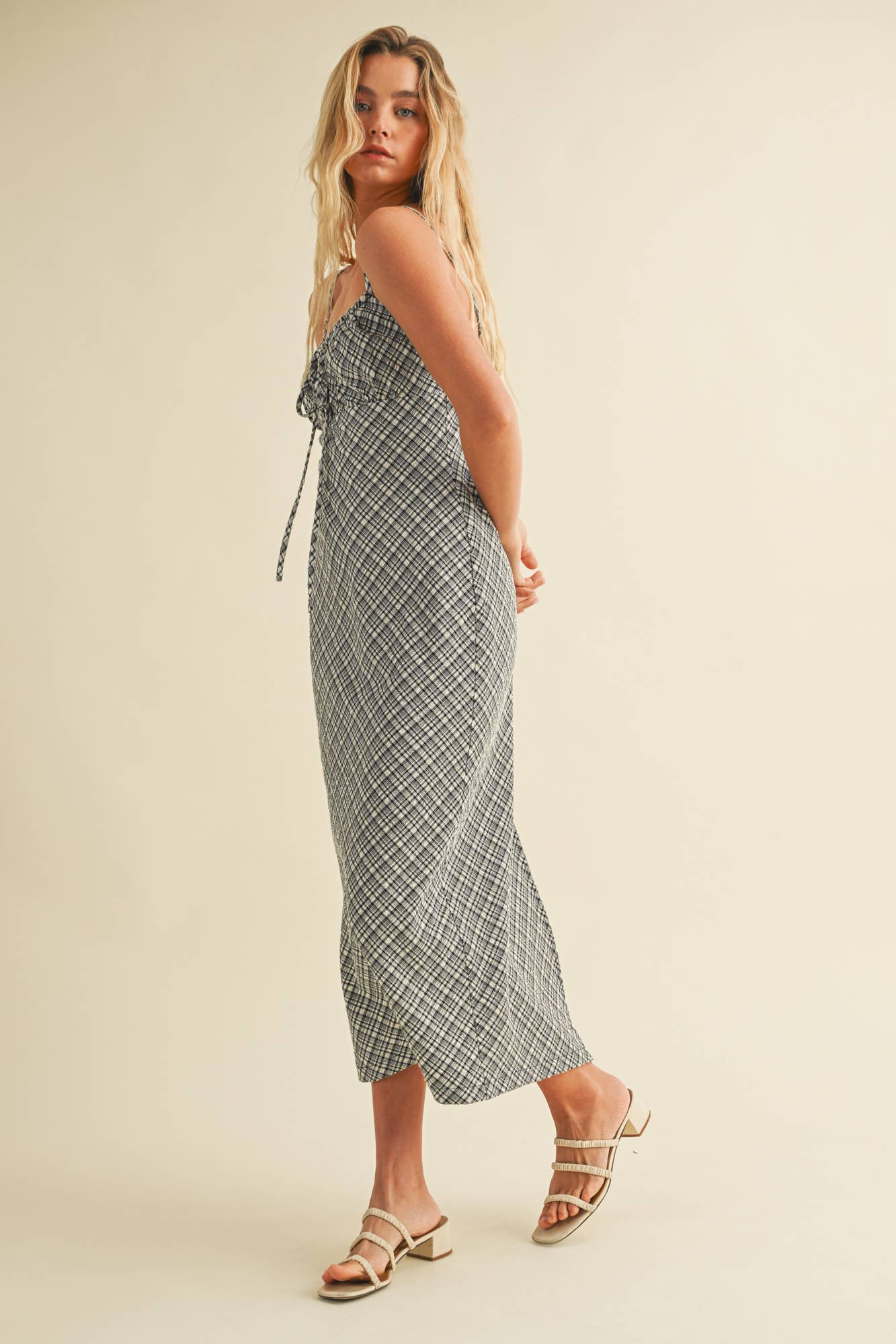 TEXTURED PLAID DRAWSTRING NECK MIDI DRESS: Black / S25182