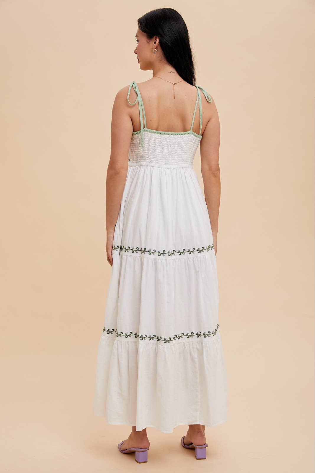 EMBROIDERED TIERED MAXI DRESS: Off-White / ILD6175