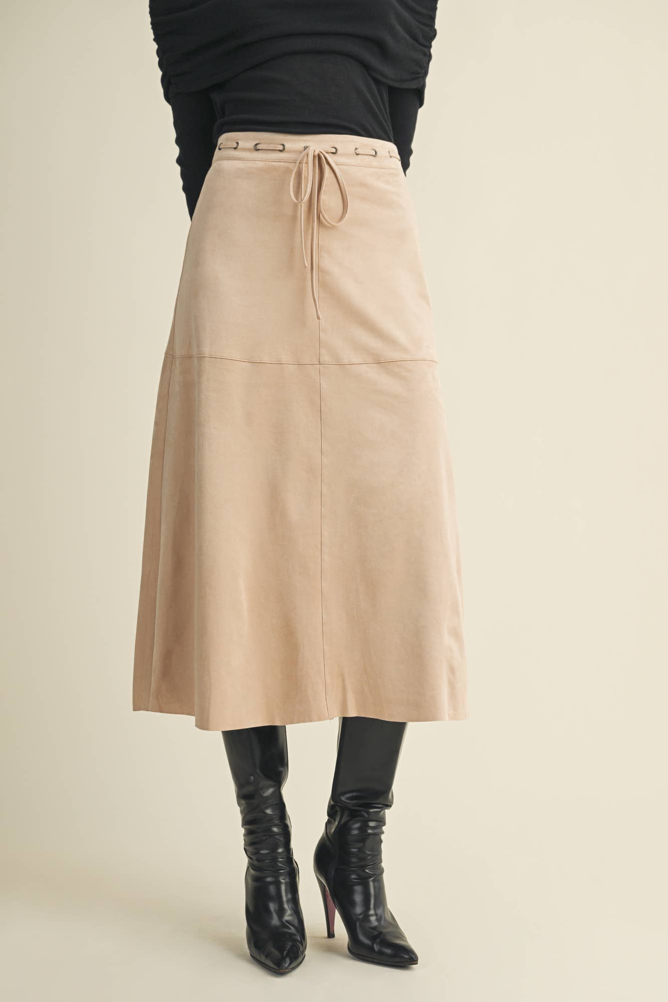 DRAWSTRING SUEDE A-LINE SKIRT: CAMEL / S25226