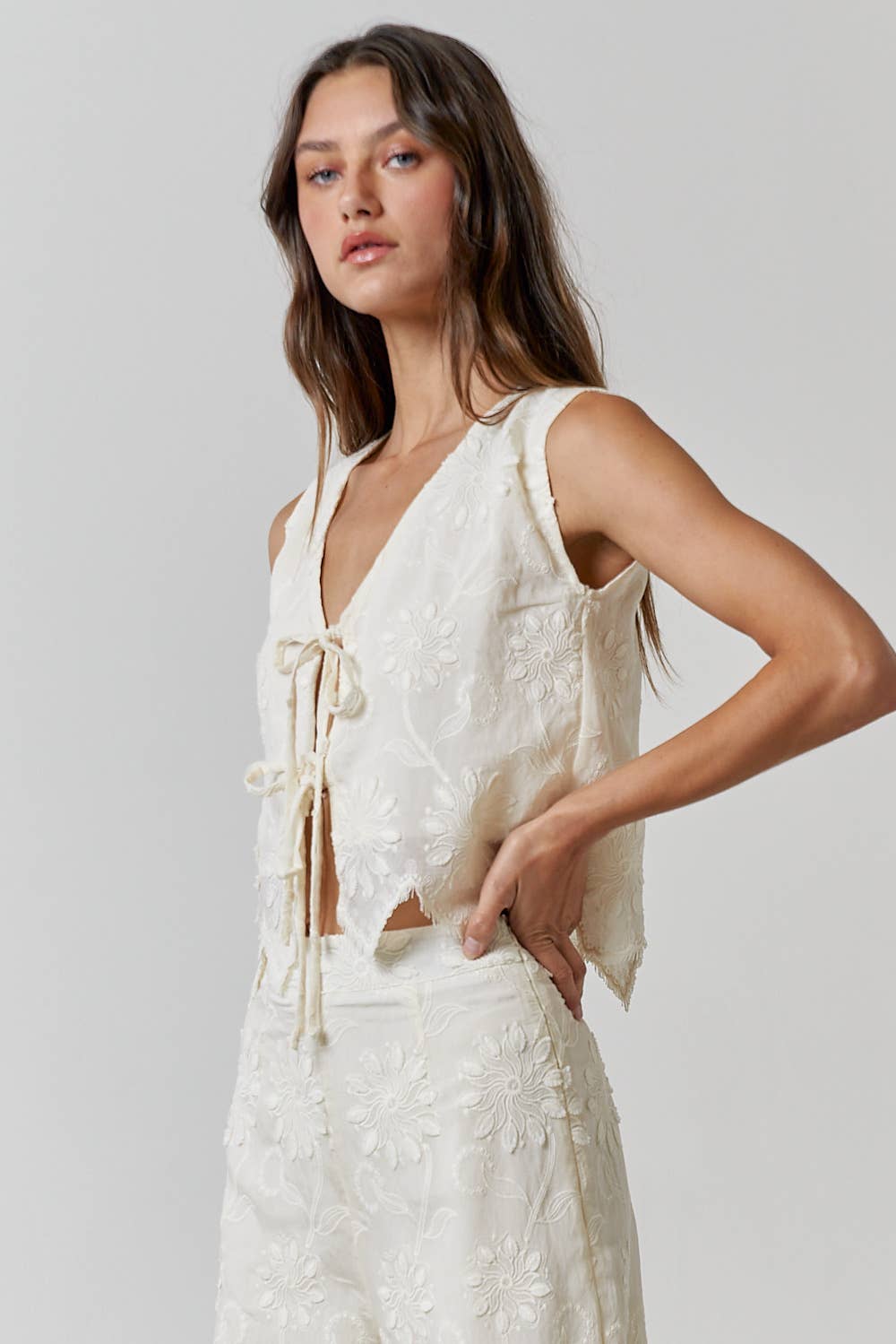 ILT3632 FLORAL EMBROIDERY FRONT TIE SLEEVELESS TOP: NATURAL