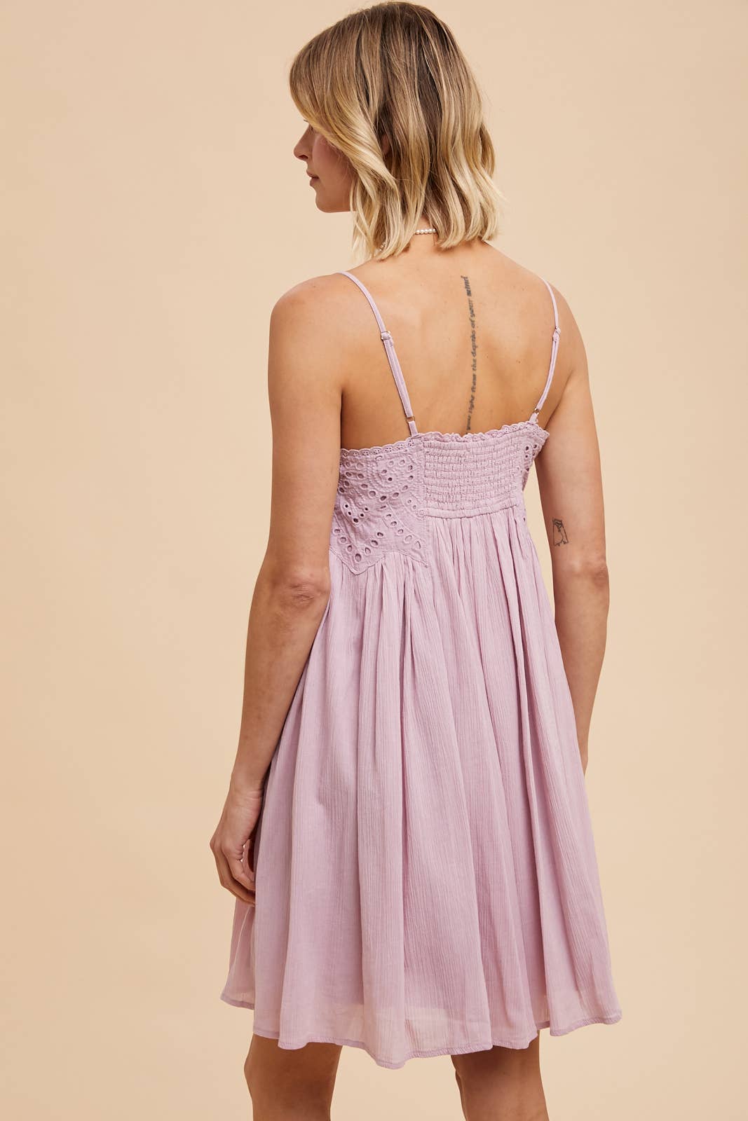 ILD5675 EYELET BABYDOLL MINI DRESS: OFF-WHITE