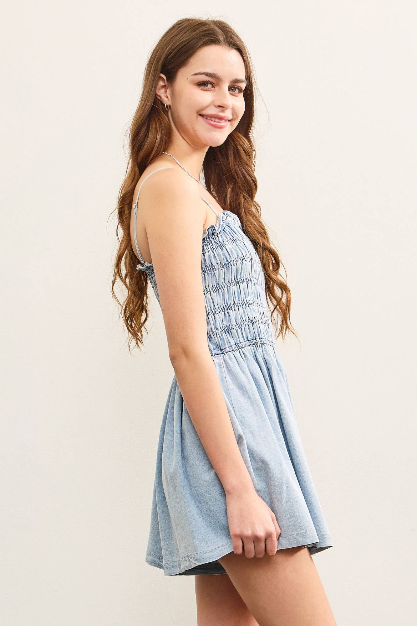 GATHERED FLARE SLEEVELESS DENIM ROMPER: LT.DENIM / DS0890-RE