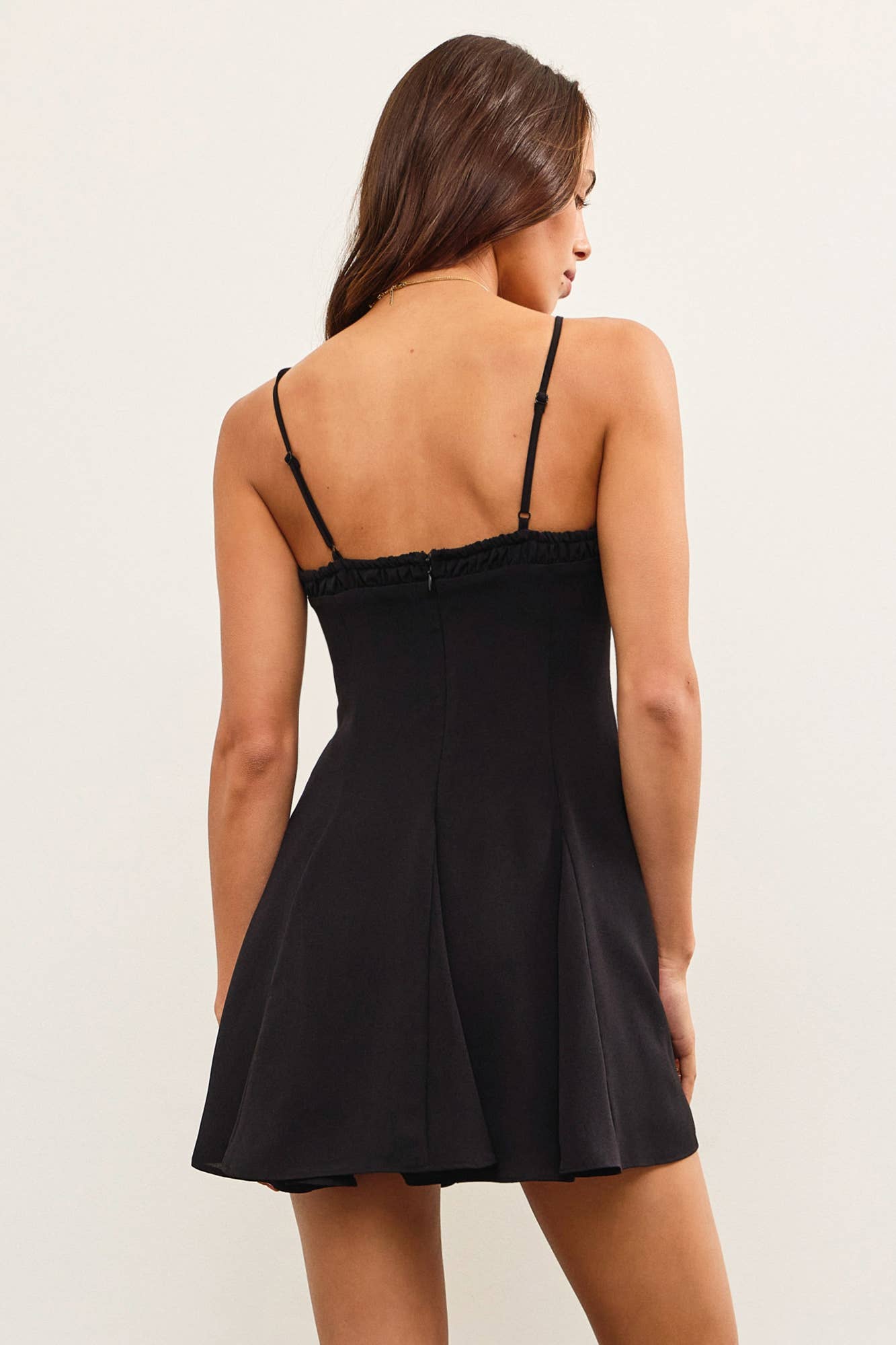 TIE FRONT SHIRRING FLARE CAMI DRESS: Black / C50086