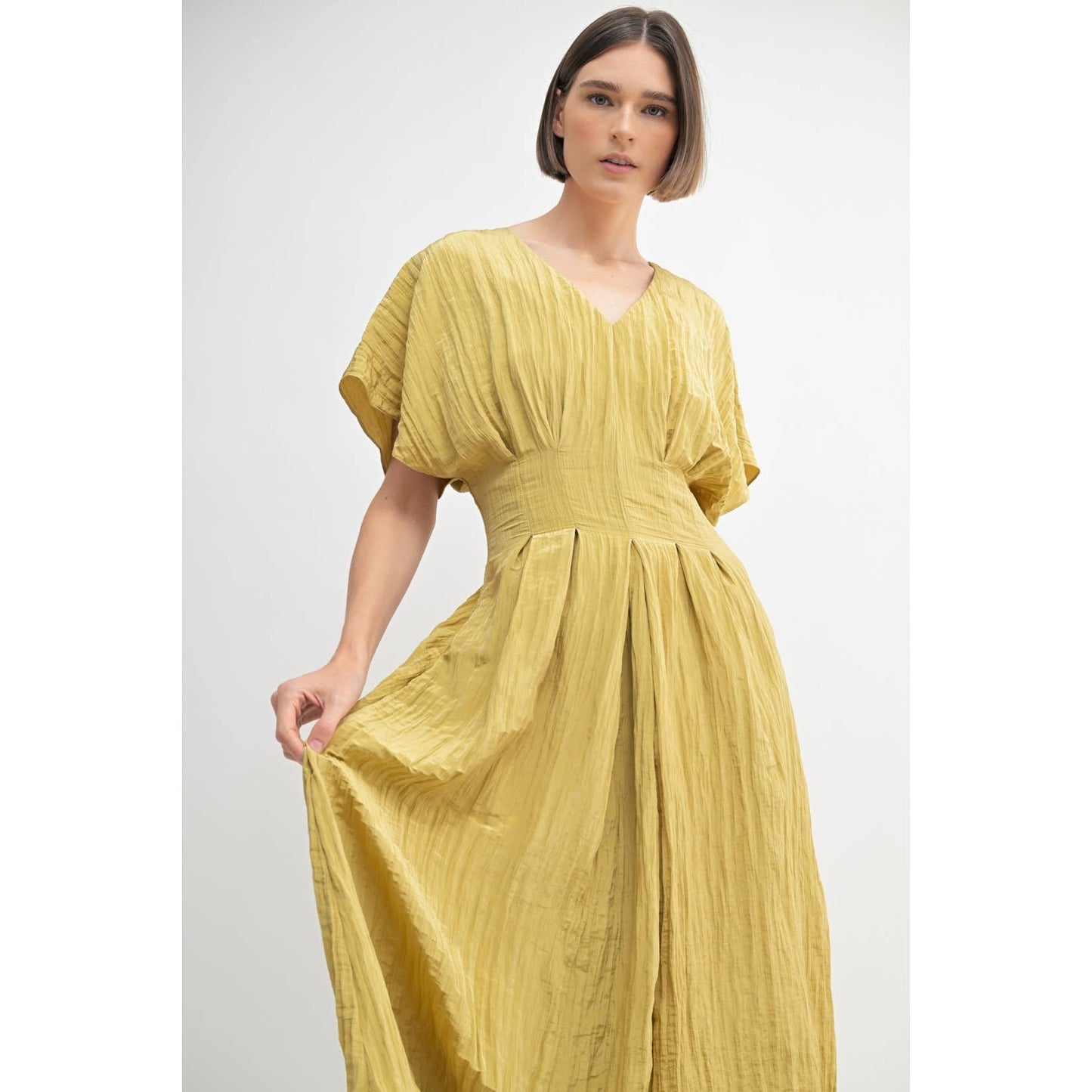 TEXTURE WOVEN V NECK PLEAT DETAIL MIDI DRESS: FAWN / FD67945_1