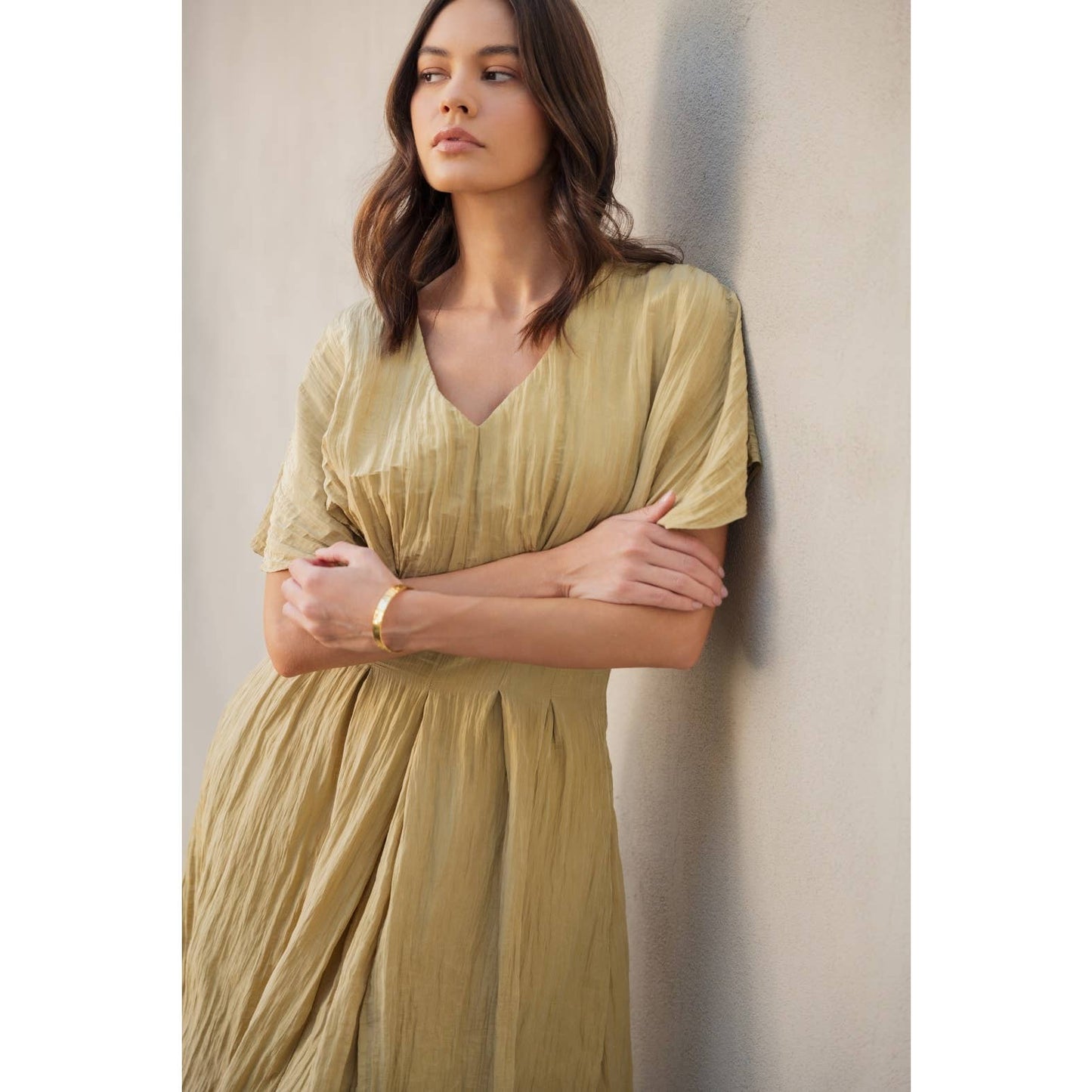 TEXTURE WOVEN V NECK PLEAT DETAIL MIDI DRESS: FAWN / FD67945_1