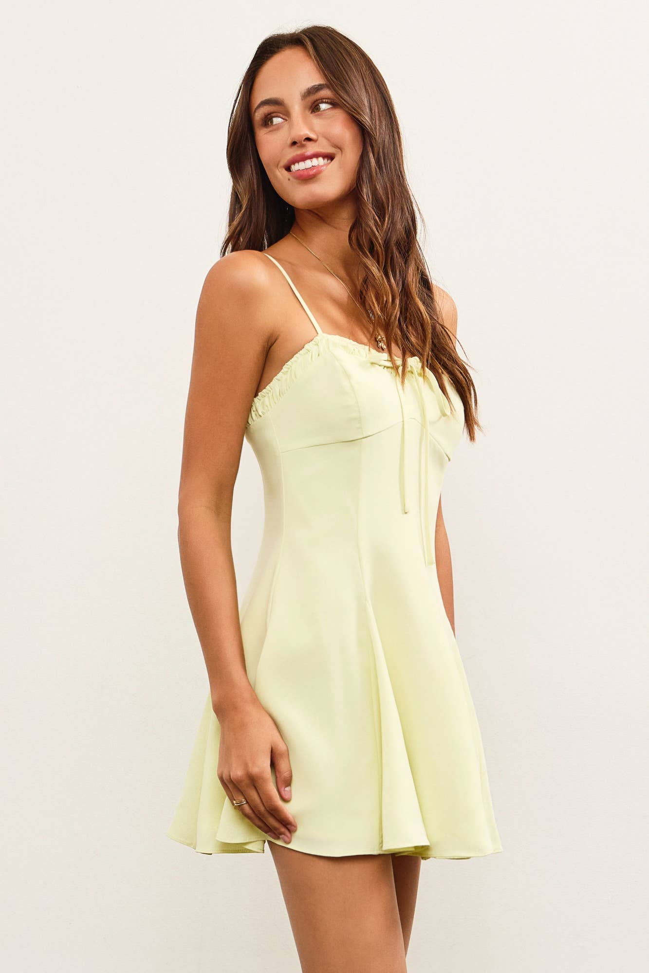 TIE FRONT SHIRRING FLARE CAMI DRESS: Black / C50086