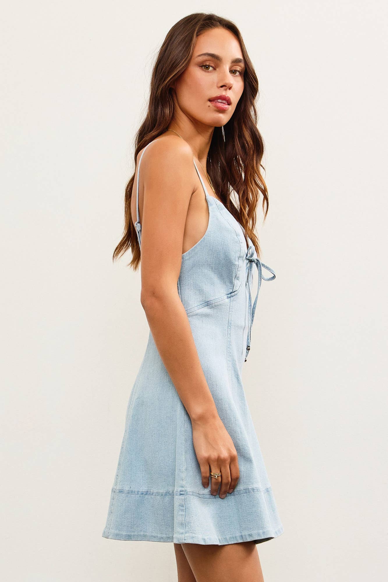 CUT OUT V NECK DENIM CAMI DRESS: LT.DENIM / DS0795