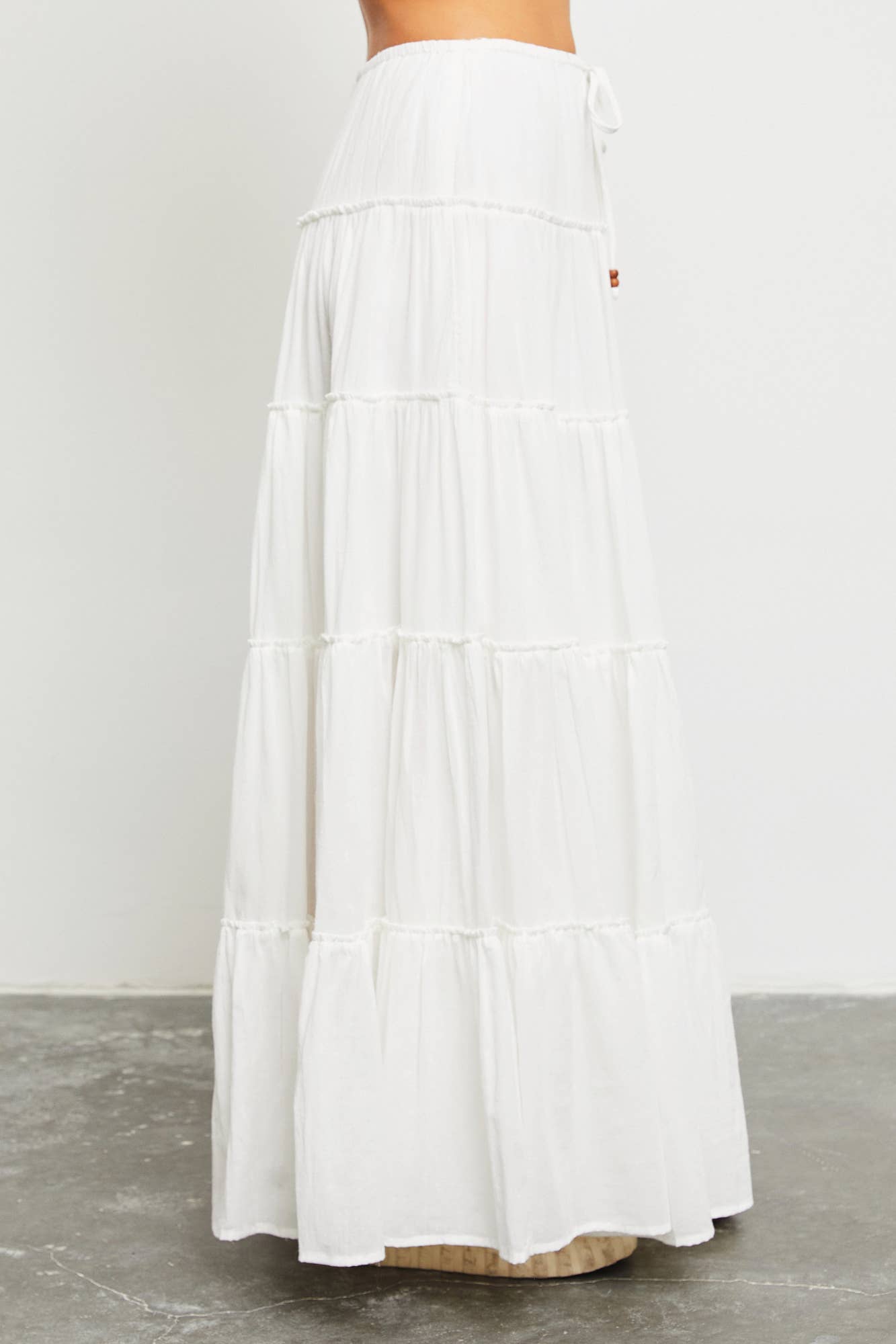 DRAWSTRING DETAIL TIERED MAXI SKIRT: OFF WHITE / S22856